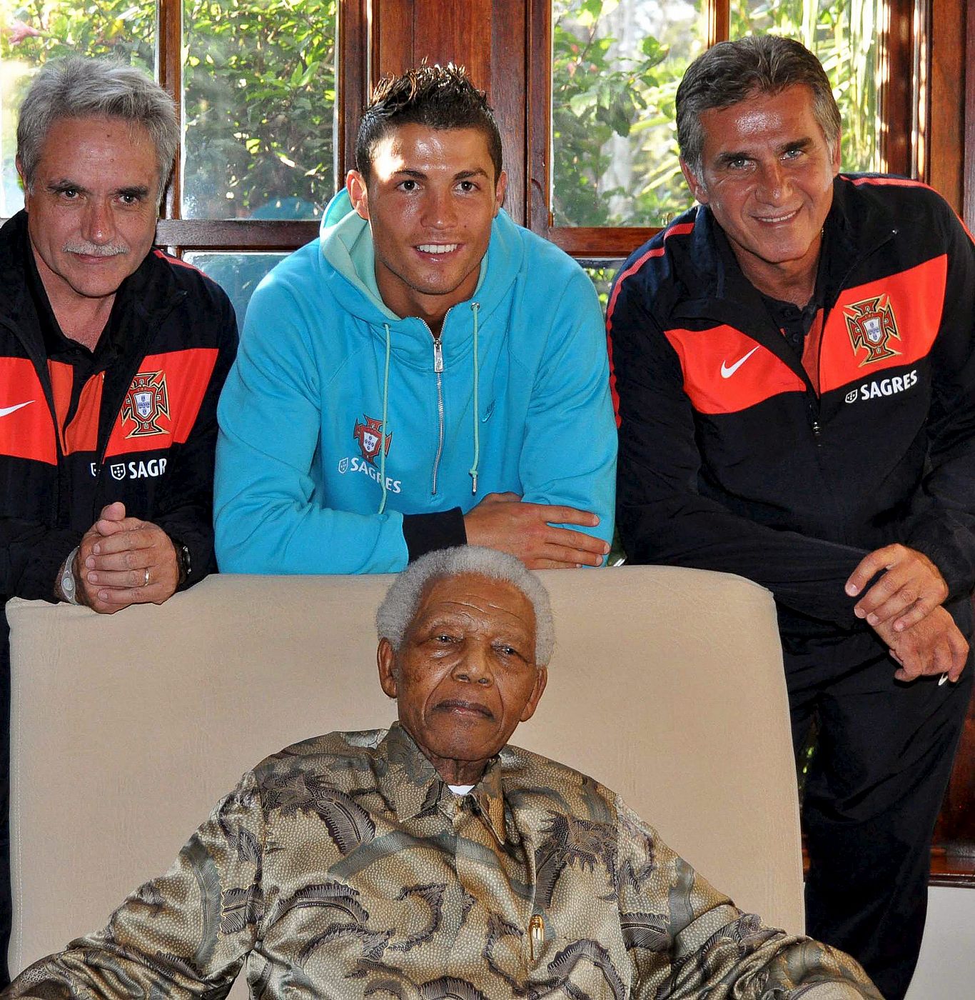 El director deportivo de la selección portuguesa de fútbol, Carlos Godinho, el delantero Cristiano Ronaldo, y el seleccionador Carlos Queiroz posan junto al ex presidente de Sudáfrica y Premio Nobel de la Paz, Nelson Mandela.