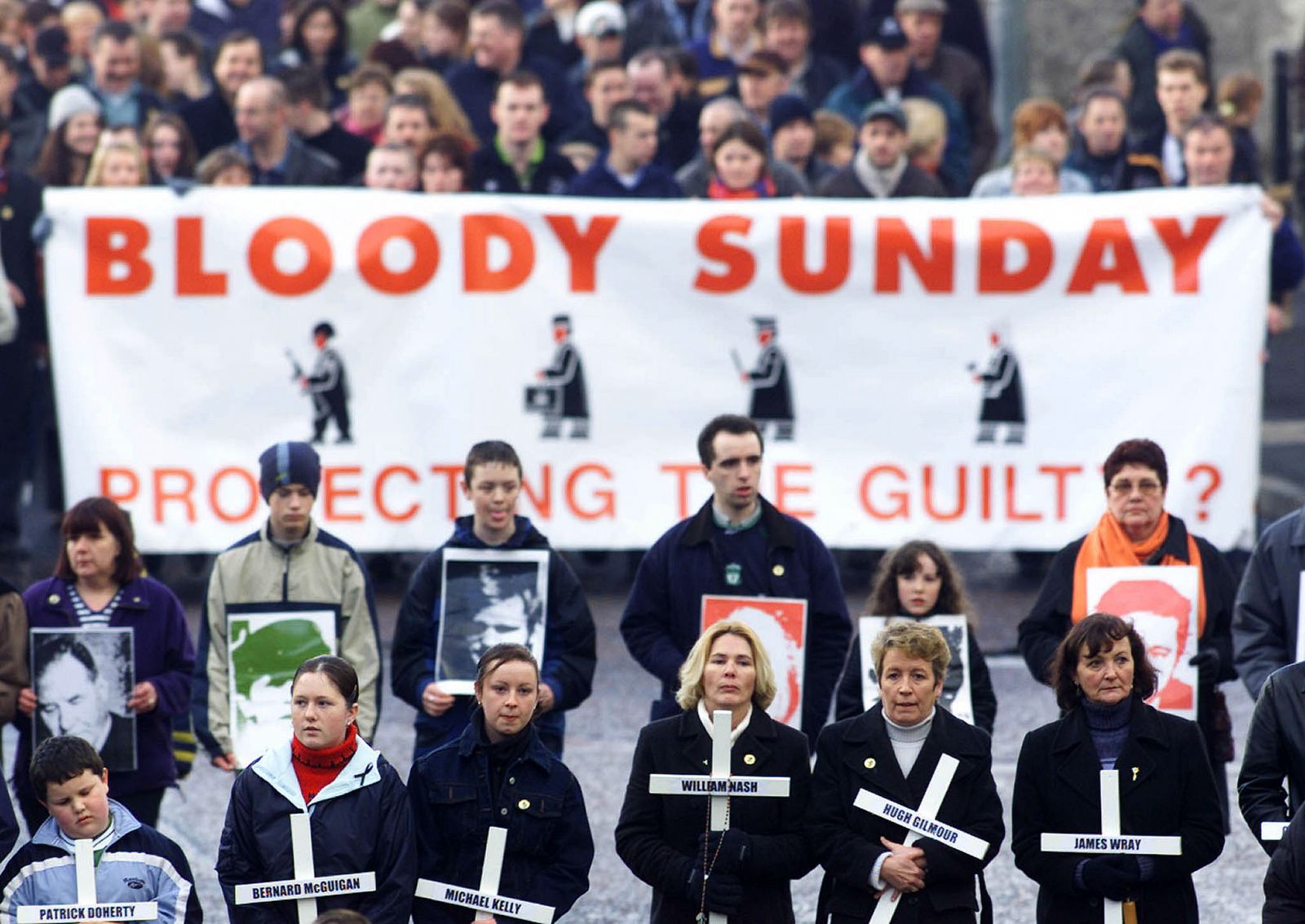 Familiares y amigos se congregan en la manifestación en el 29 aniversario del "Domingo Sangriento" en Derry. .