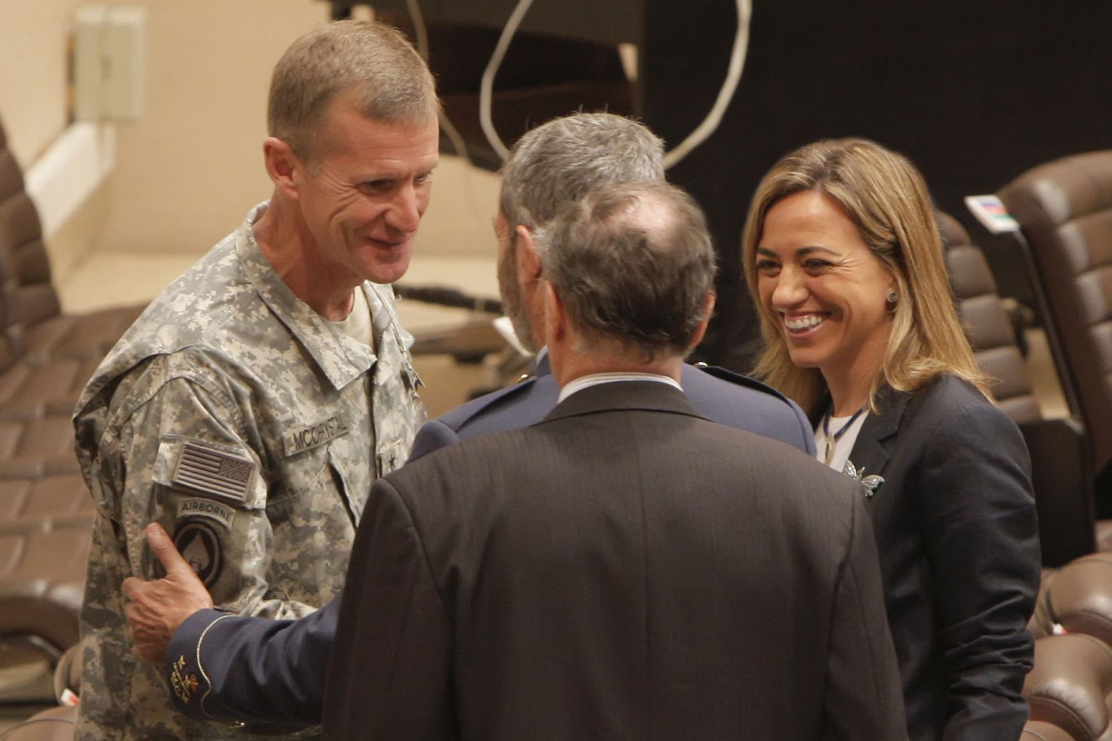 La ministra de Defensa, Camen Chacón junto con el general Stanley McChrystal, comandante de la Fuerza  Internacional de Asistencia a la Seguridad (ISAF)