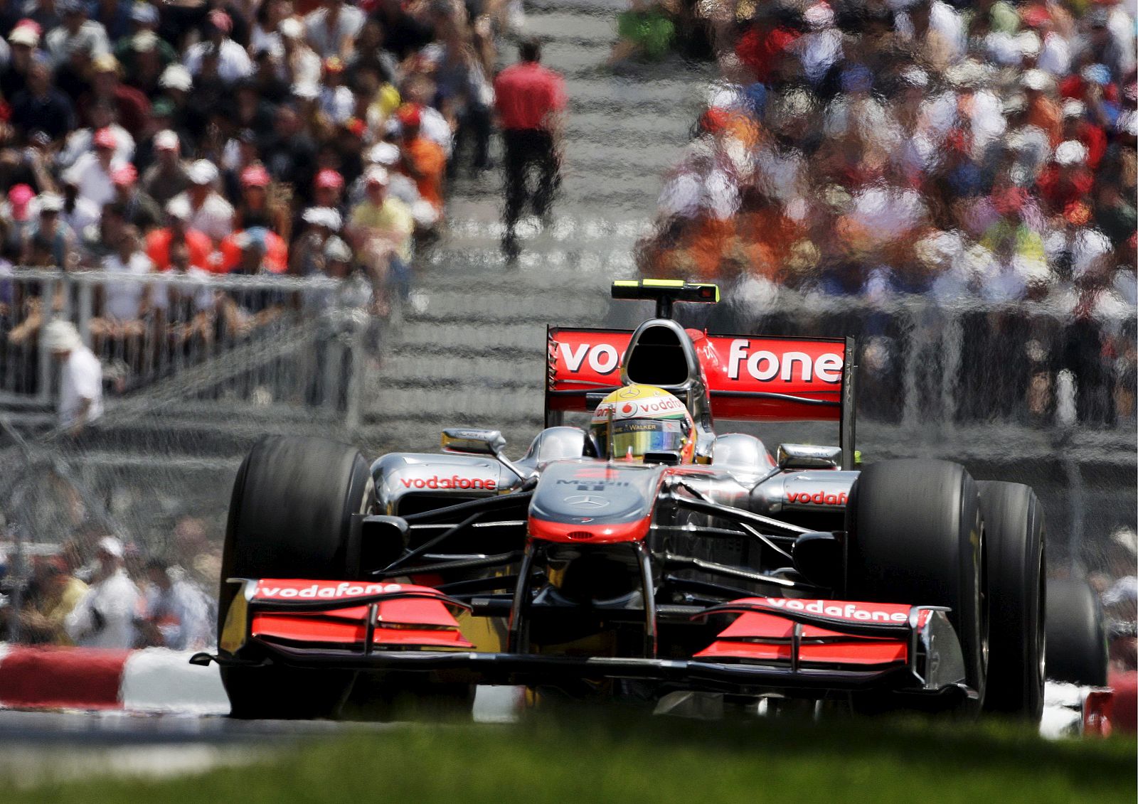 El piloto británico Lewis Hamilton (McLaren Mercedes) en acción durante el Gran Premio de Canadá.
