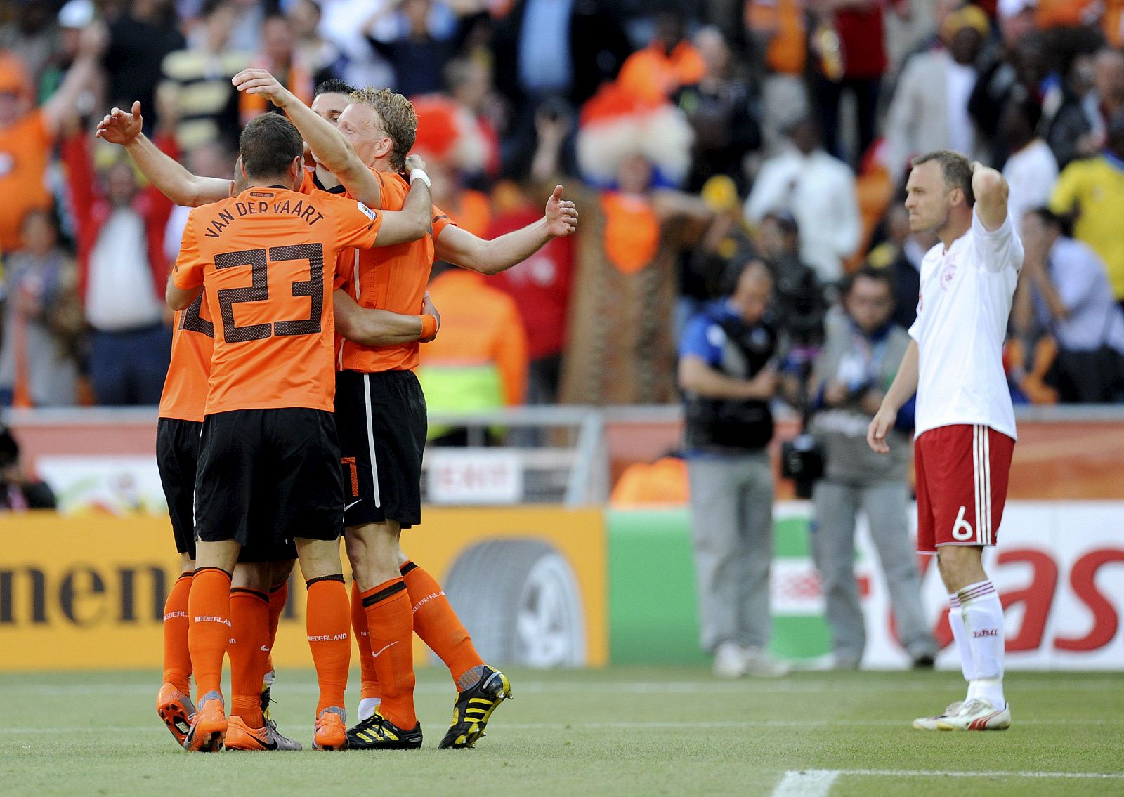 Van der Vaart abraza a sus compañeros para celebrar el 1-0.