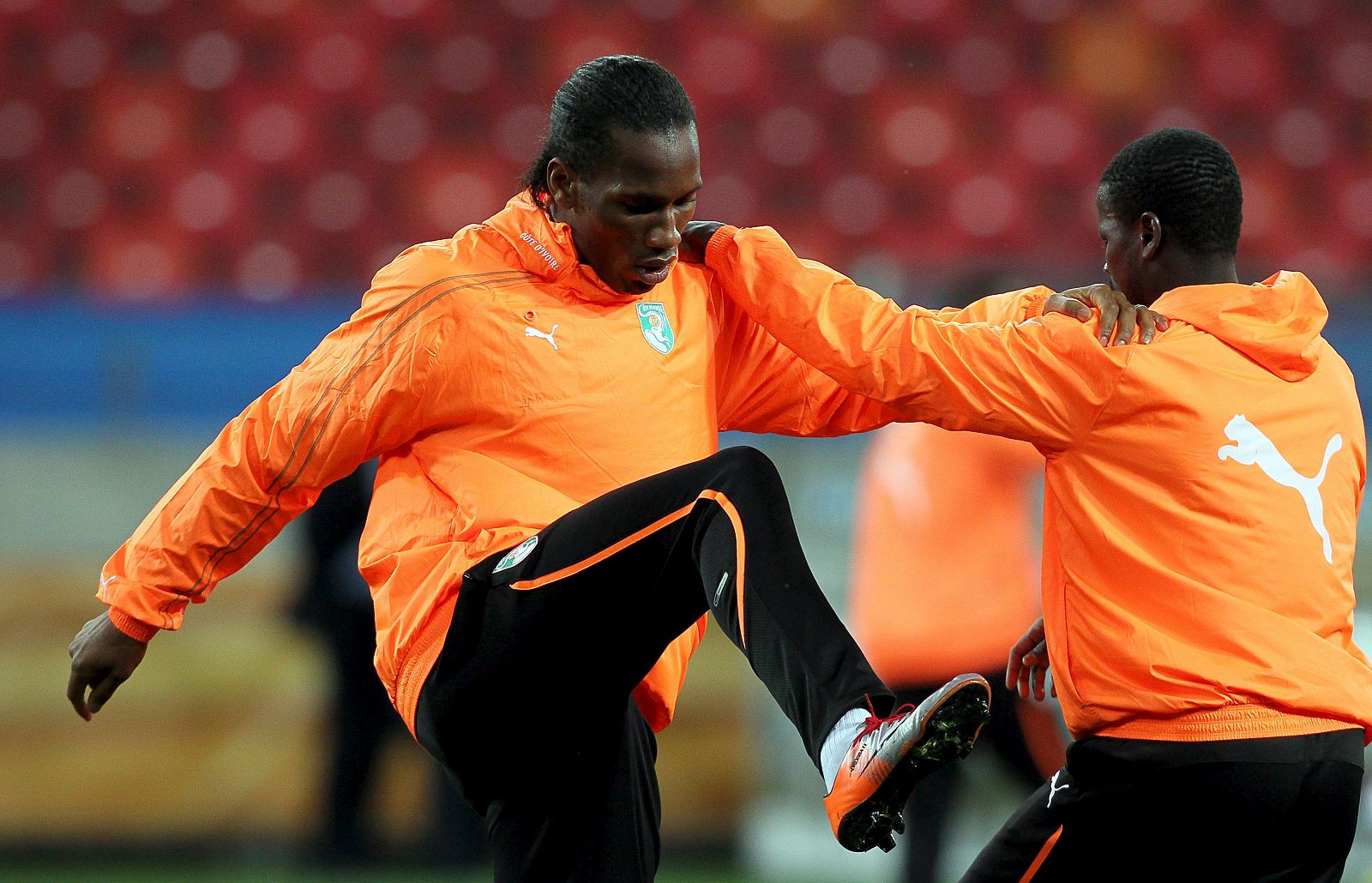 El delantero de Costa de Marfil Didier Drogba (i) y su compañero Aruna Didane (d) se ejercitan durante el entrenamiento