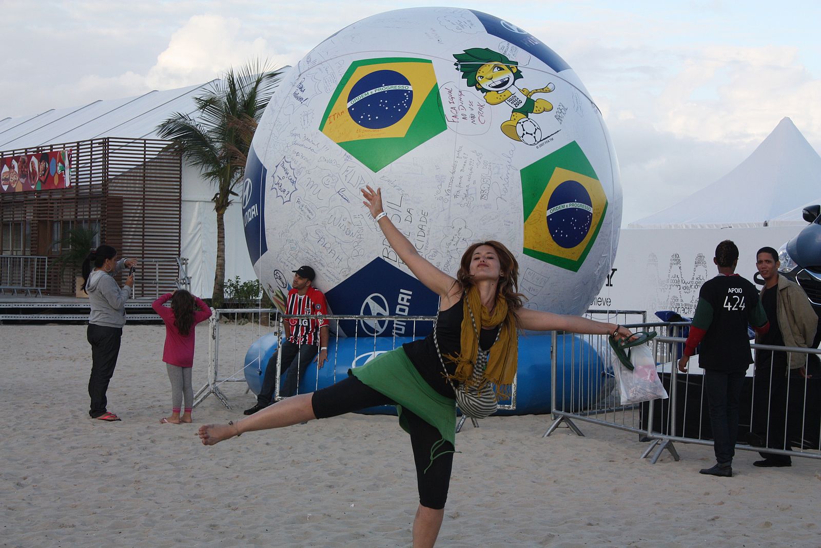 Una joven muestra su euforia en el Fan Fest de Rio de Janeiro unos días antes del Mundial de Sudáfrica.