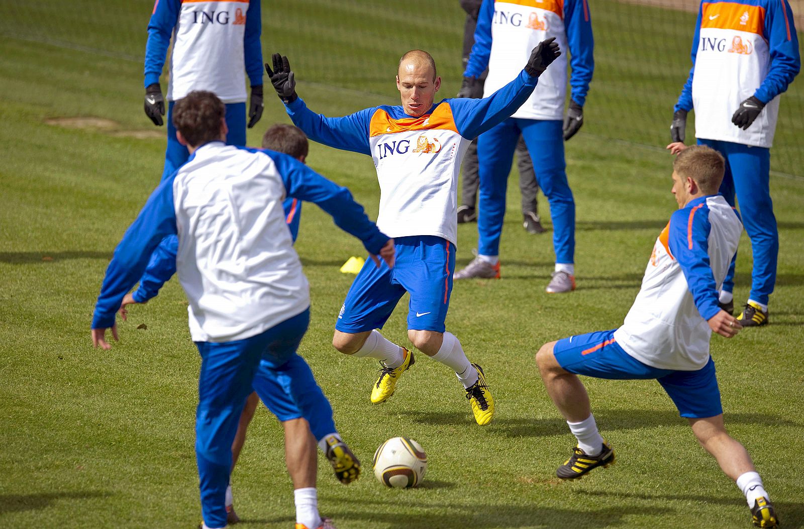 El holandés Arjen Robben (c) entrena con sus compañeros
