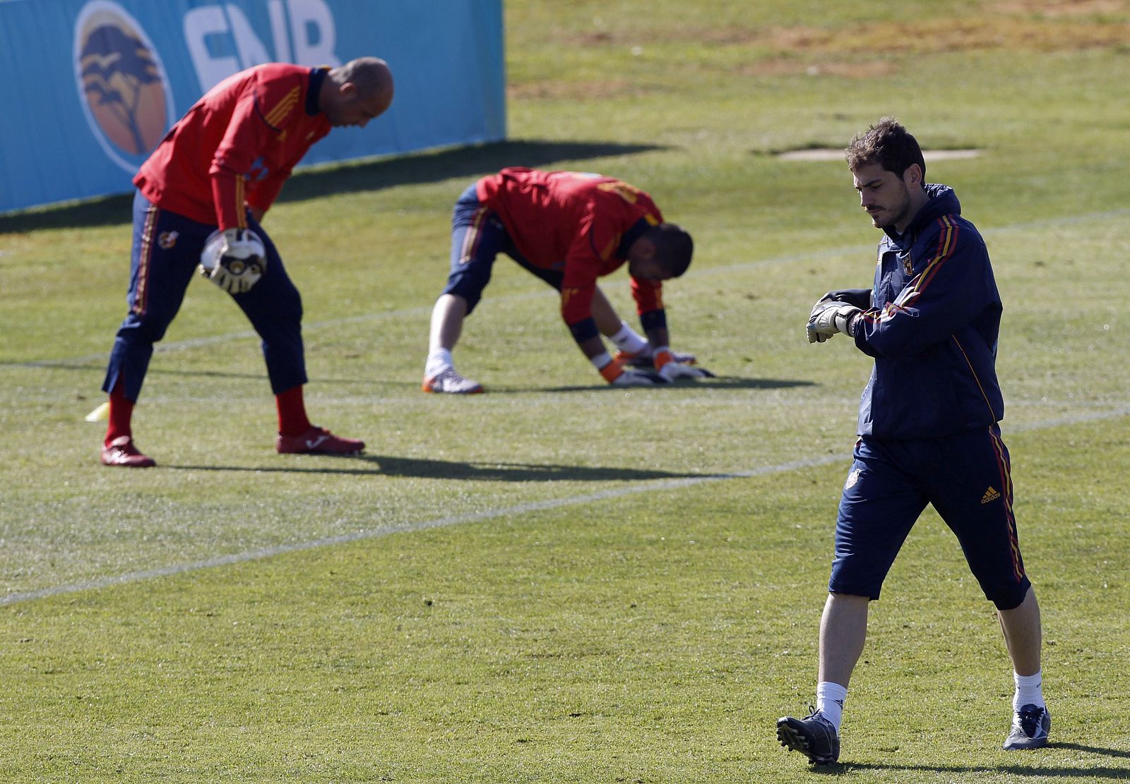 Casillas calienta con sus compañeros en la portería al fondo, Pepe Reina y Víctor Valdés.