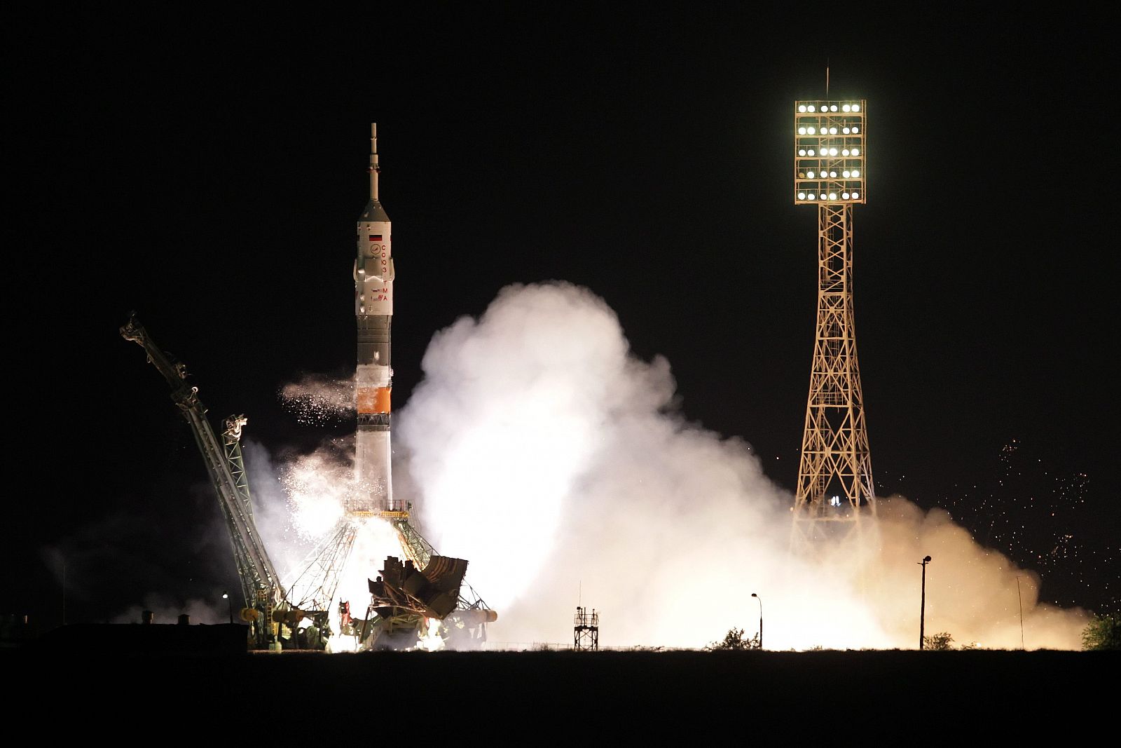 La nave espacial rusa Soyuz TMA-19 antes de despegar del cosmódromo de Baikonur