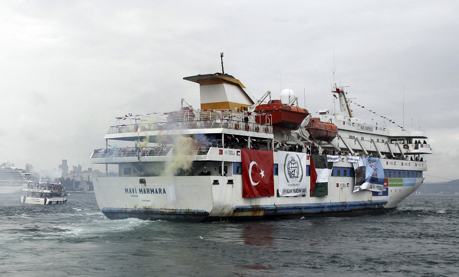 El barco turco Mavi Marmara, antes de ser asaltado por tropas israelíes en aguas internacionales.