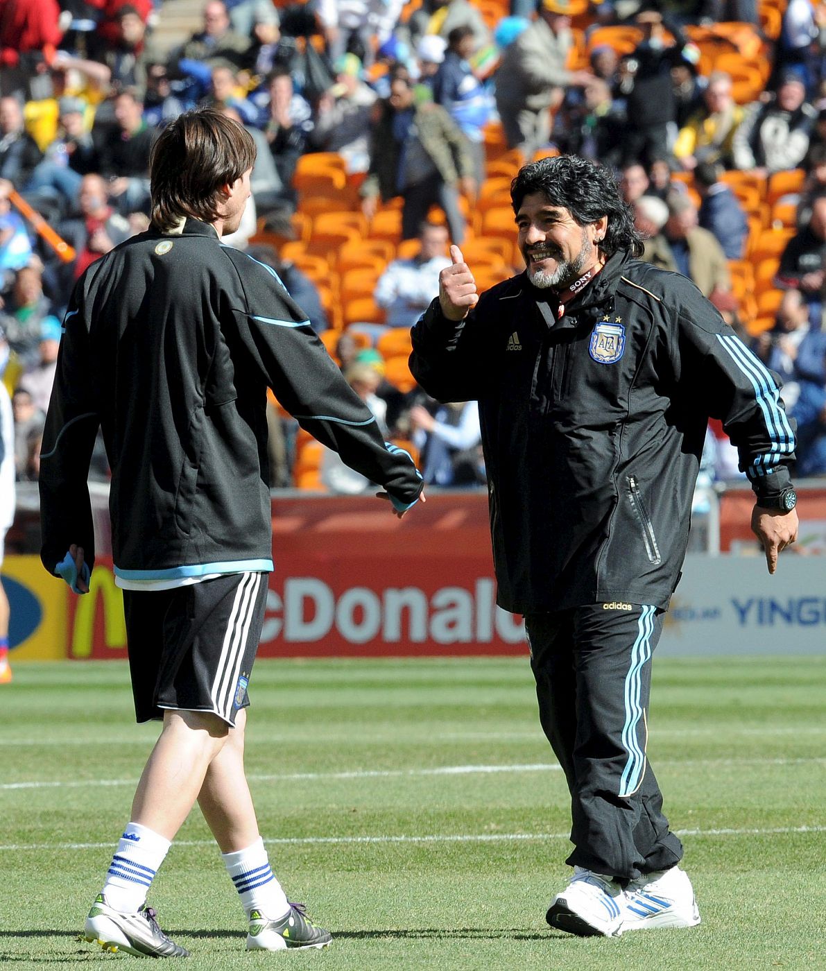 El técnico argentino Diego Armando Maradona (d), conversa con el jugador Lionel Messi