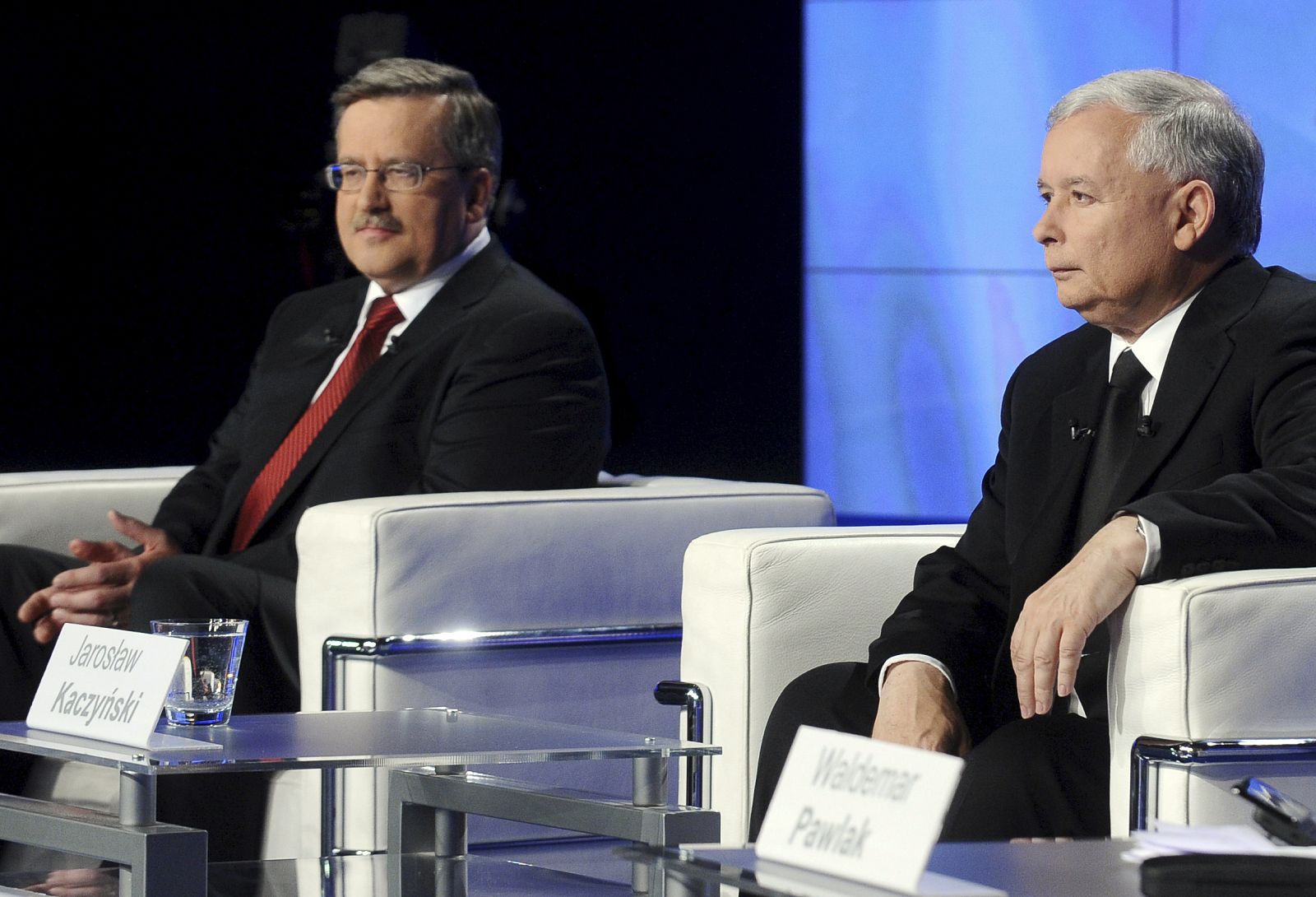 Bronislaw Komorowski y Jaroslaw Kaczynski, juntos para un debate televisado
