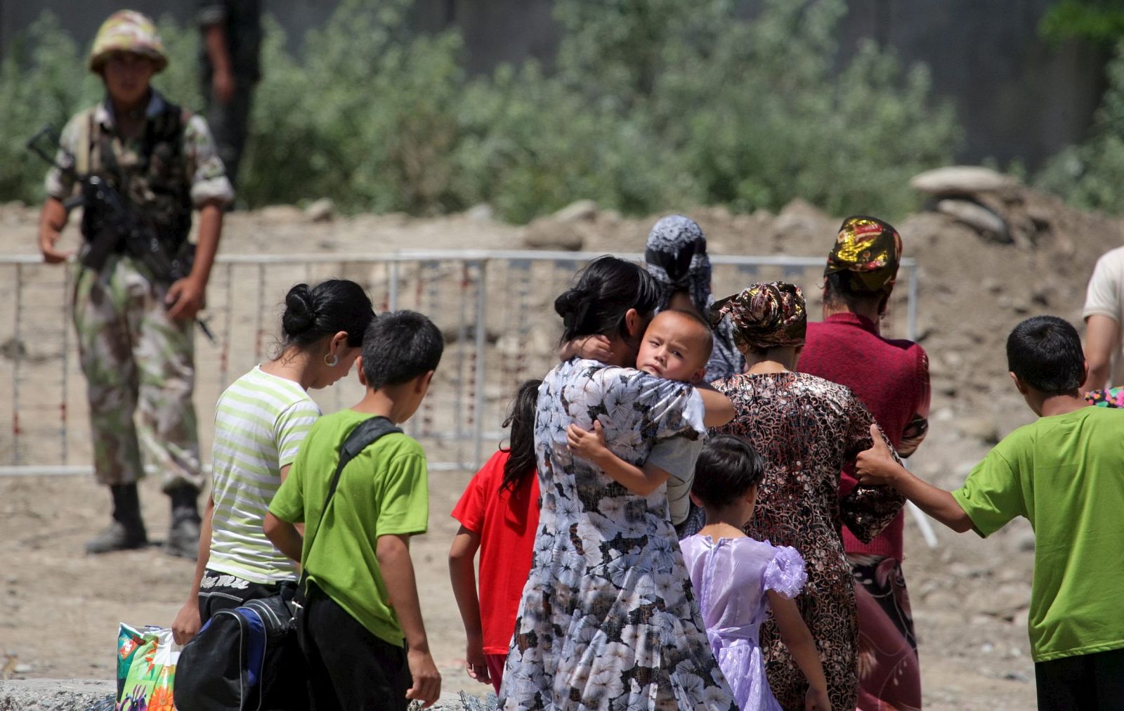 Uzbekos abandonan Uzbekistán por una zona fronteriza a 7 kilómetros de la ciudad de Osh, en Kirguizistán.