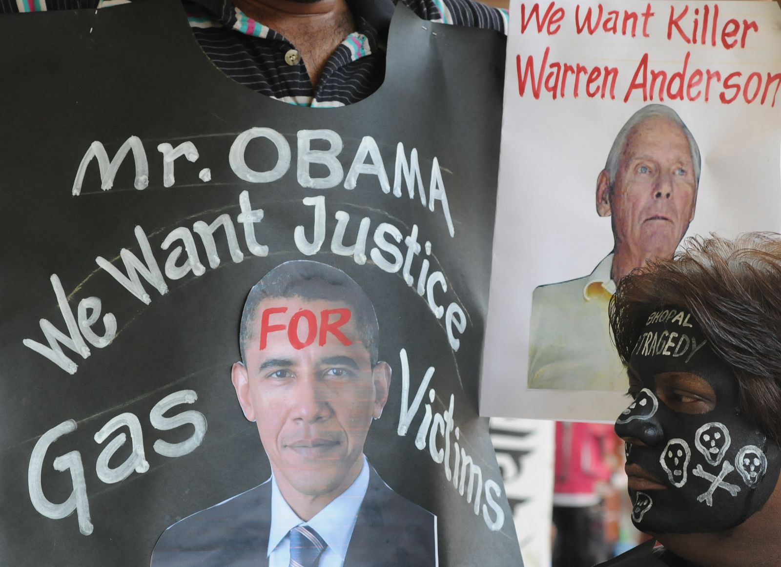 Una pancarta de activistas de Bhopal, con la cara del presidente Obama.