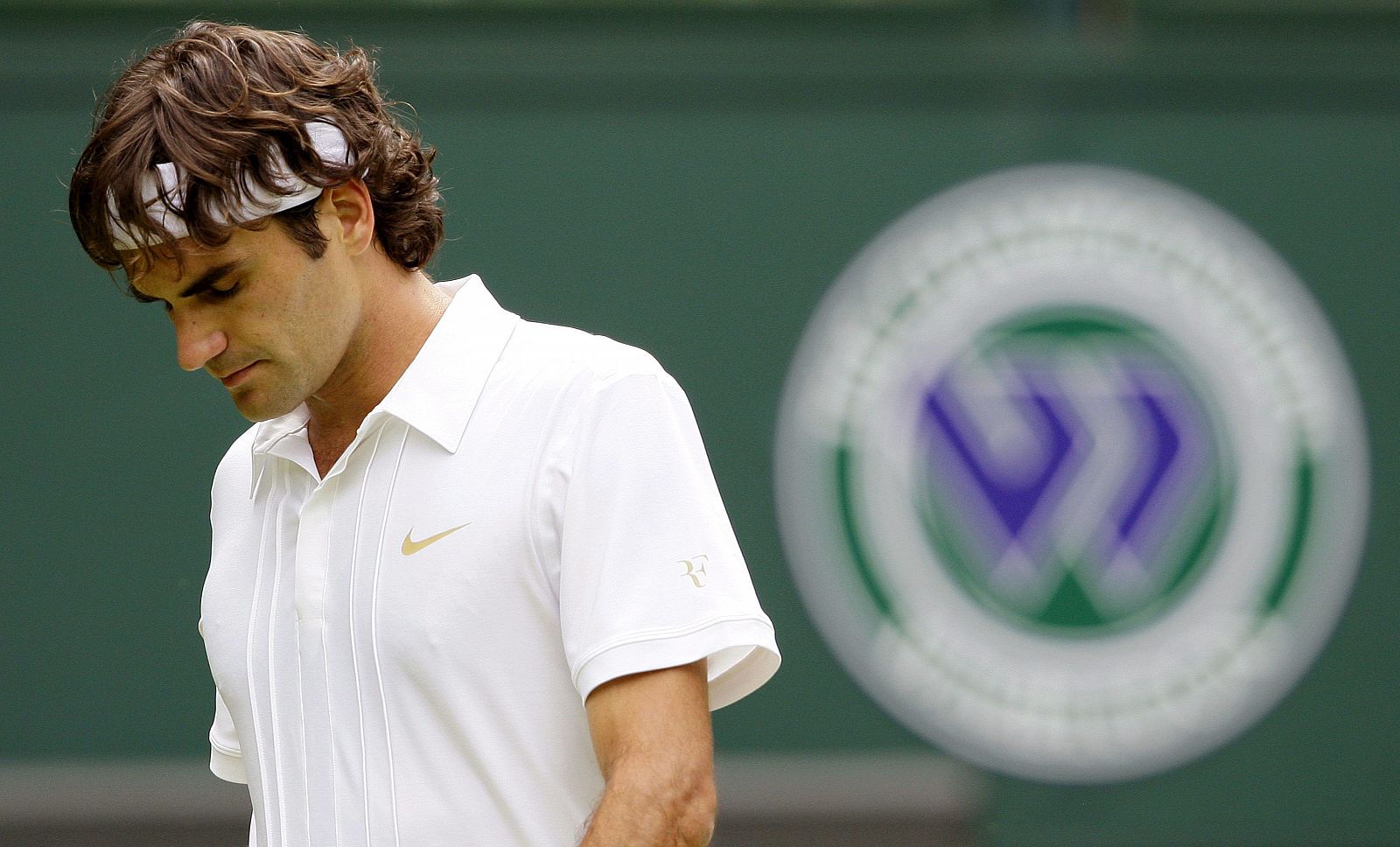 Federer pasó más apuros de los previstos ante Alejandro Falla.