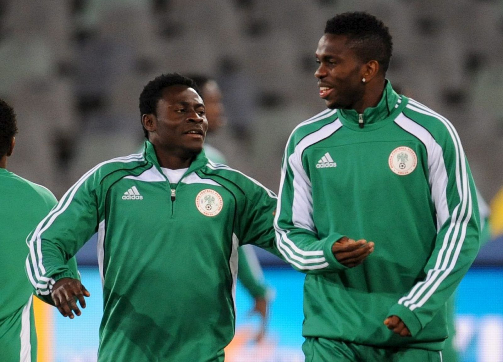 Los jugadores de la selección nigeriana Obafemi Martins y Dele Adeleye conversan durante el entrenamiento.
