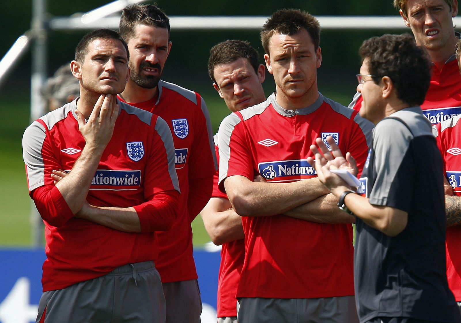 Capello habla con Lampard y Terry durante una sesión de entrenamiento en Londres en 2009.