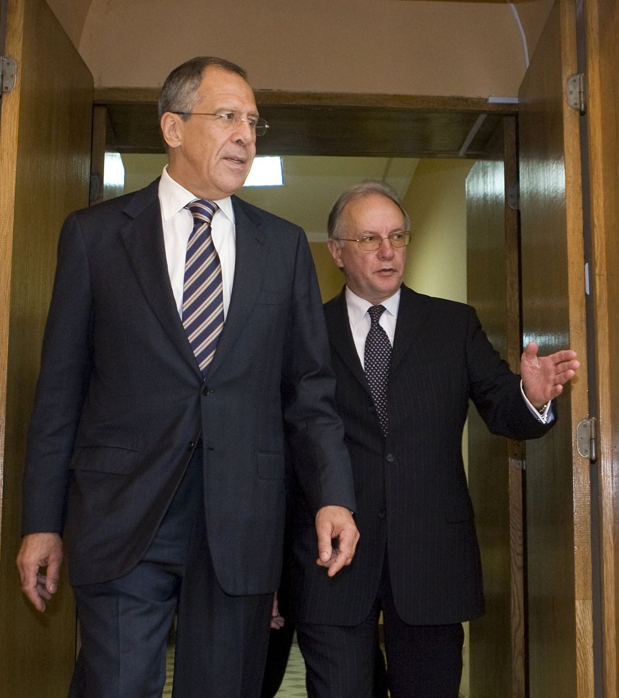 El ministro de Asuntos Exteriores ruso, Sergei Lavrov, y su homólogo bielorruso, Sergei Martynov, antes de la reunión que han celebrado en Minsk