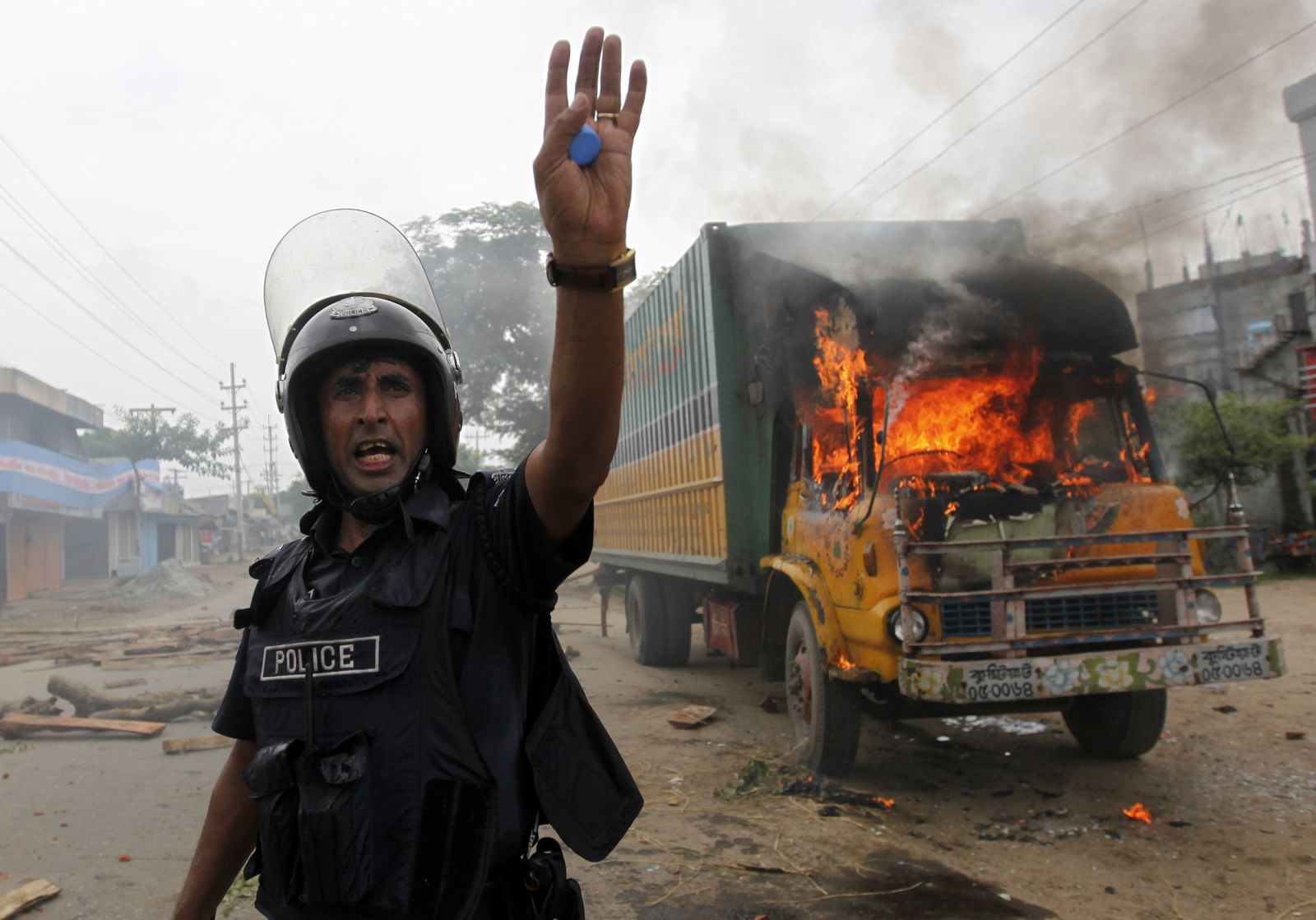 Las protestas han obligado a cerrar 700 fábricas en Bangladehs