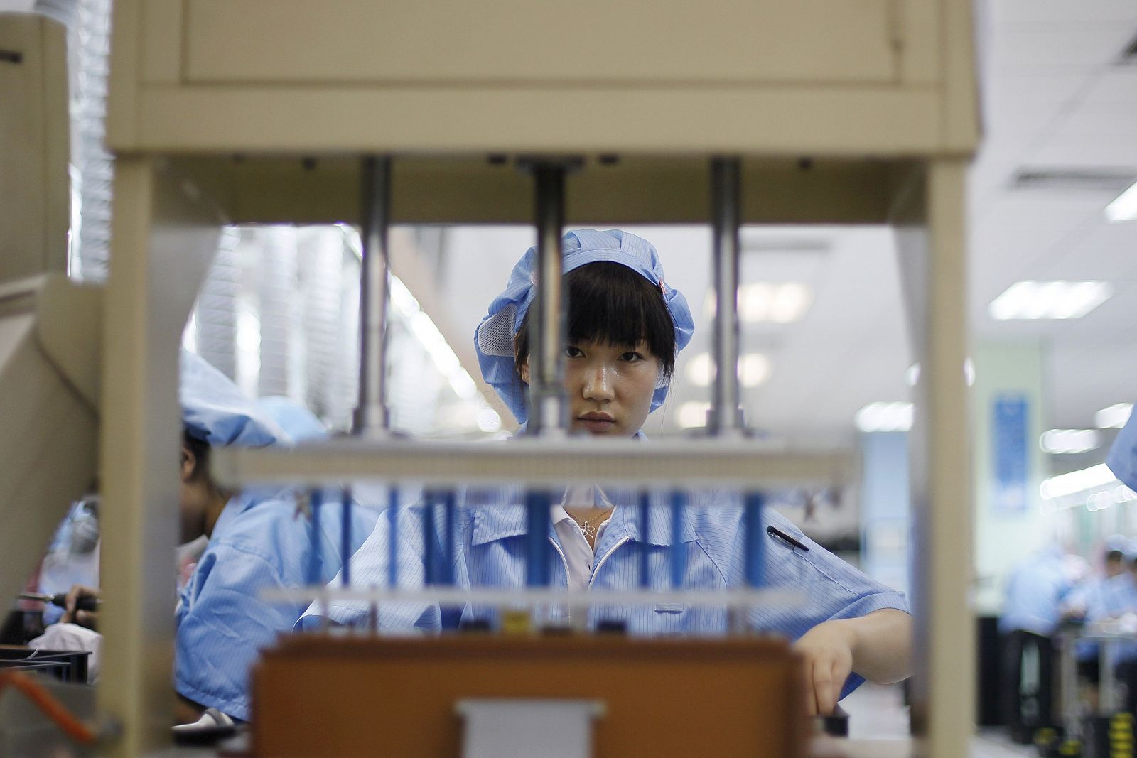 Una mujer trabaja en una fábrica de Suzhou, en la provincia de Jiangsu (China)