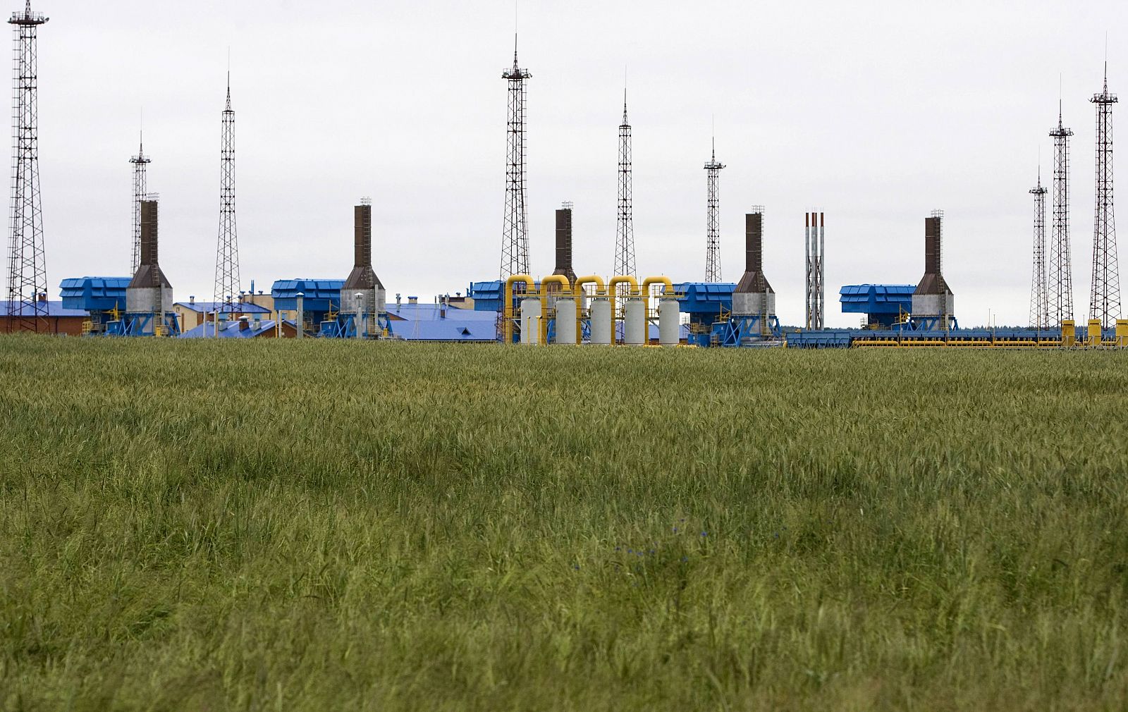 Vista del principal edificio de compresión de gas situado en los alrededores de Minsk (Bielorrusia)