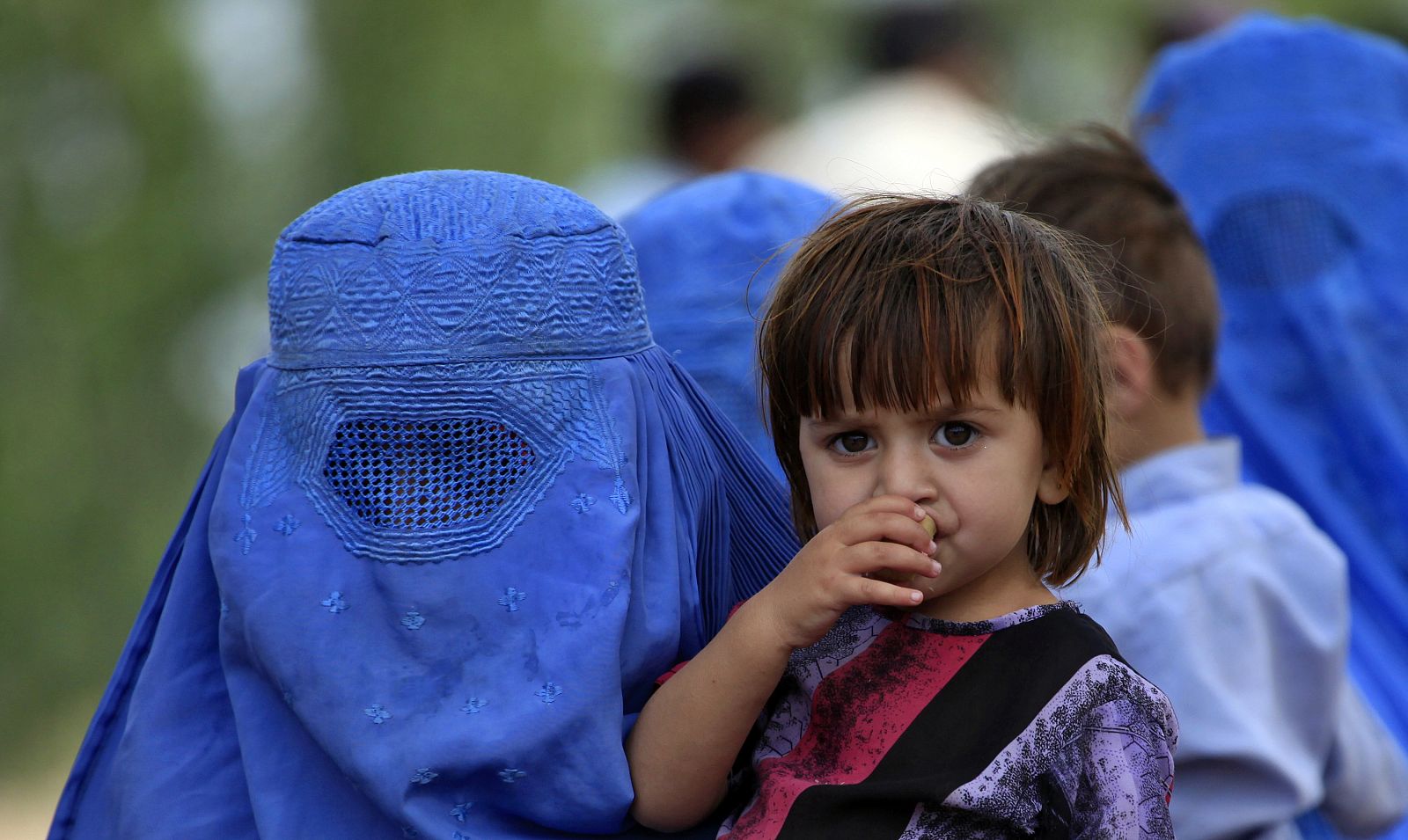 Una mujer afgana con su hijo
