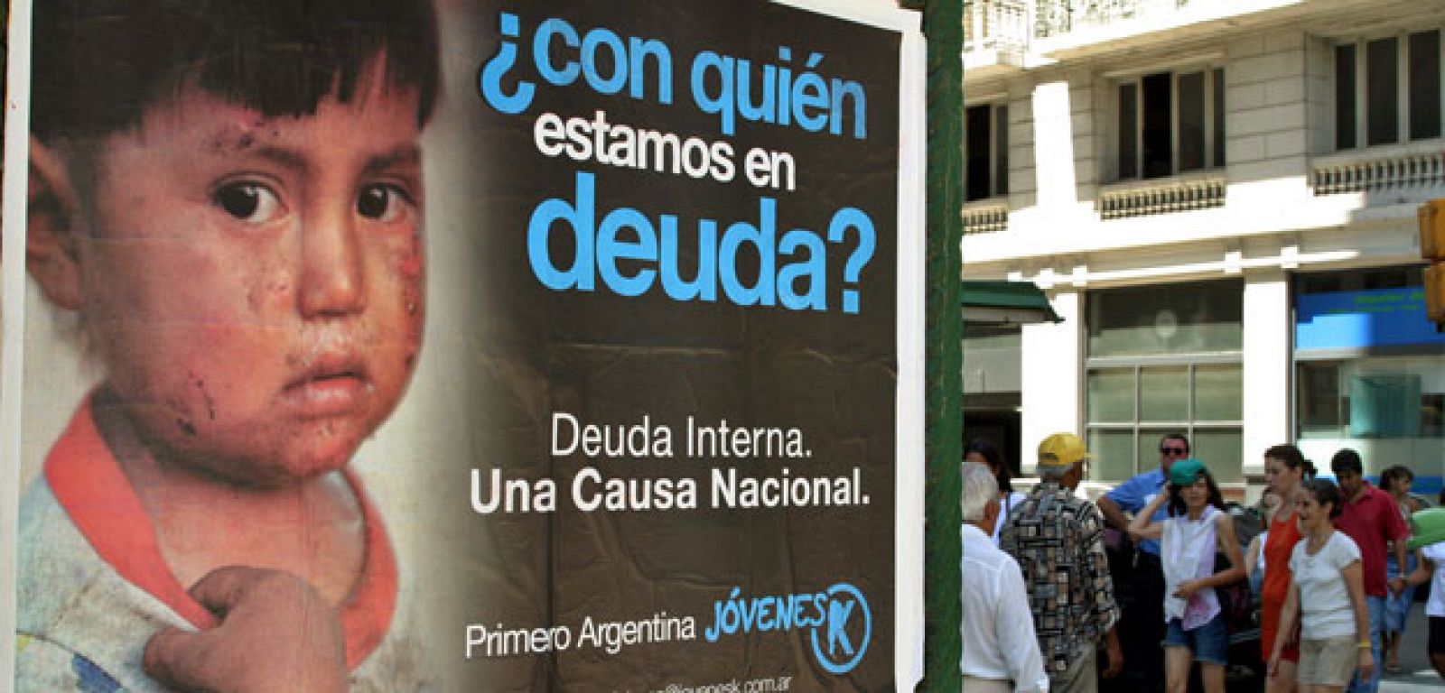 Uno de los carteles que en febrero de 2004 se veían en las calles de Buenos Aires y que hacían referencia a la deuda impagada desde la suspensión de pagos del país en 2001.