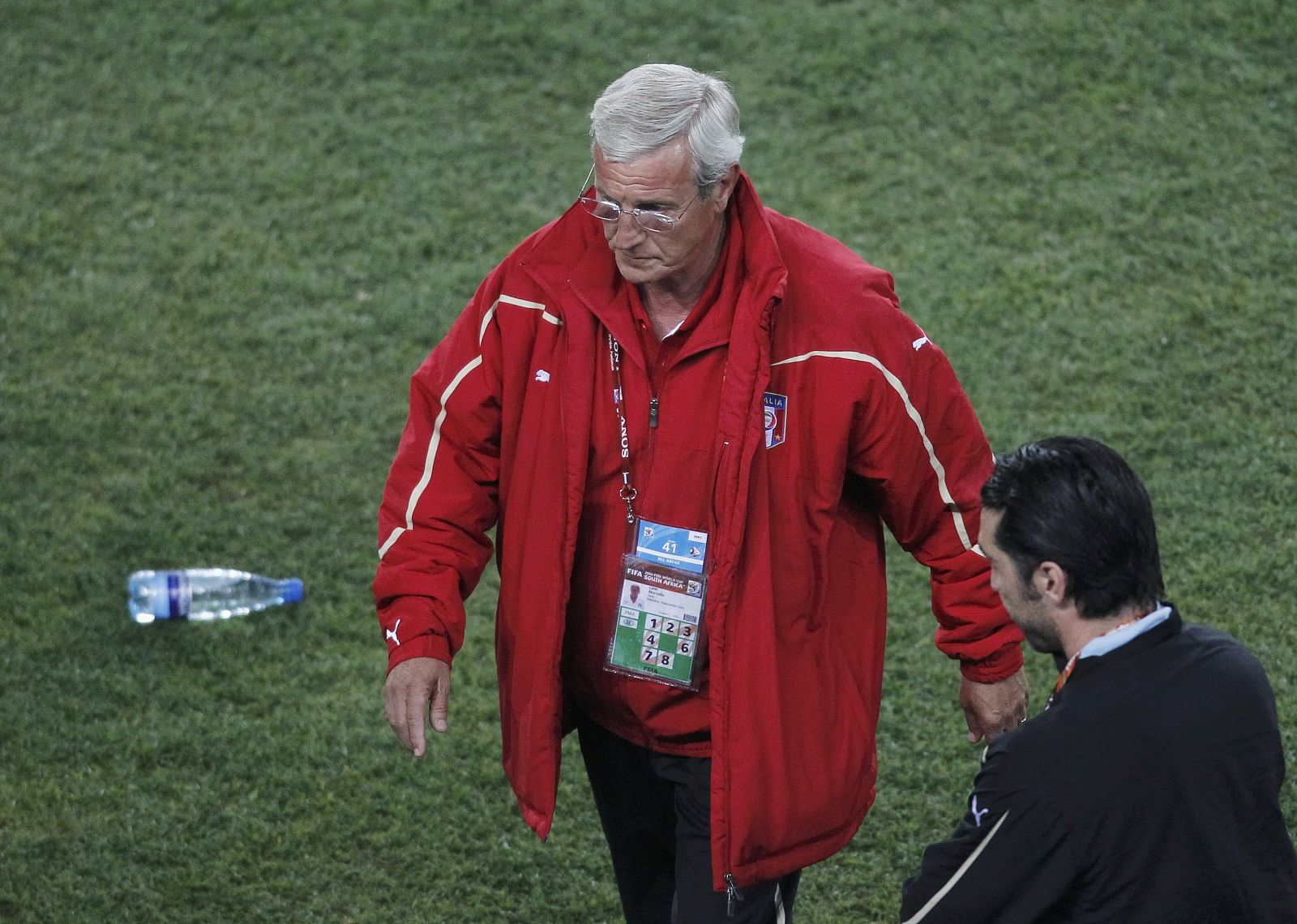 El seleccionador italiano, Marcello Lippi, se retira cabizbajo, después de que Italia haya quedado eliminada del Mundial sudafricano.