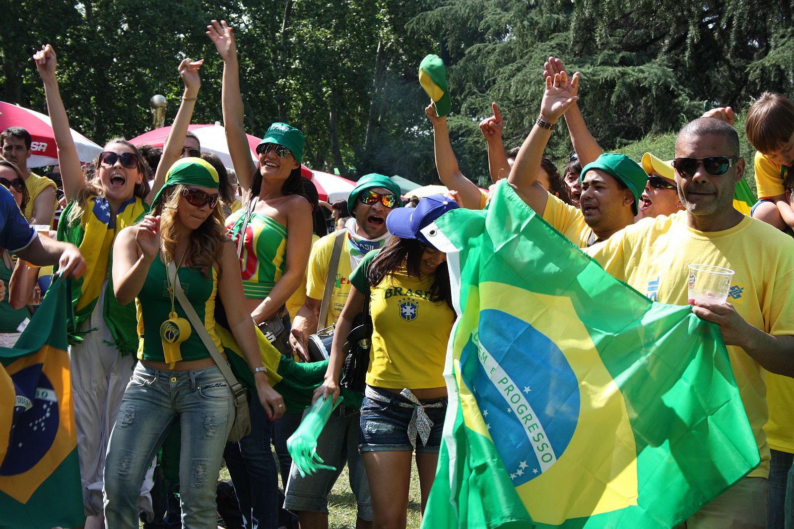 Este es el ambiente que se respira durante los partidos del Mundial en la Casa Do Brasil.