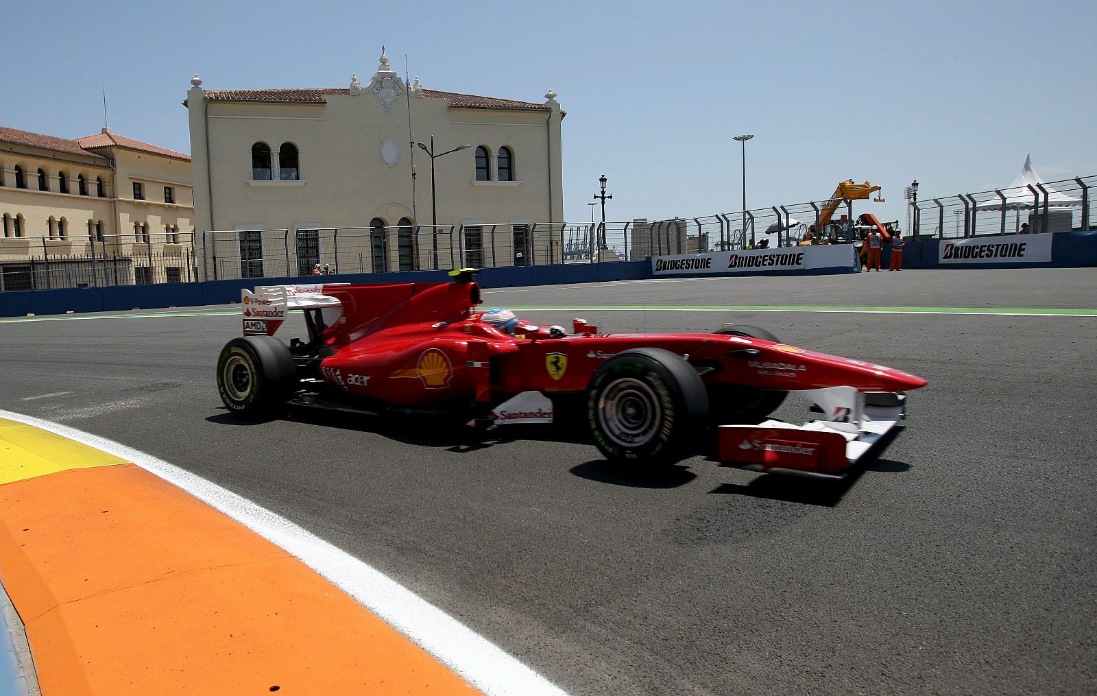 El piloto español de Fórmula Uno Fernando Alonso de la escudería Ferrari conduce su monoplaza en Valencia.