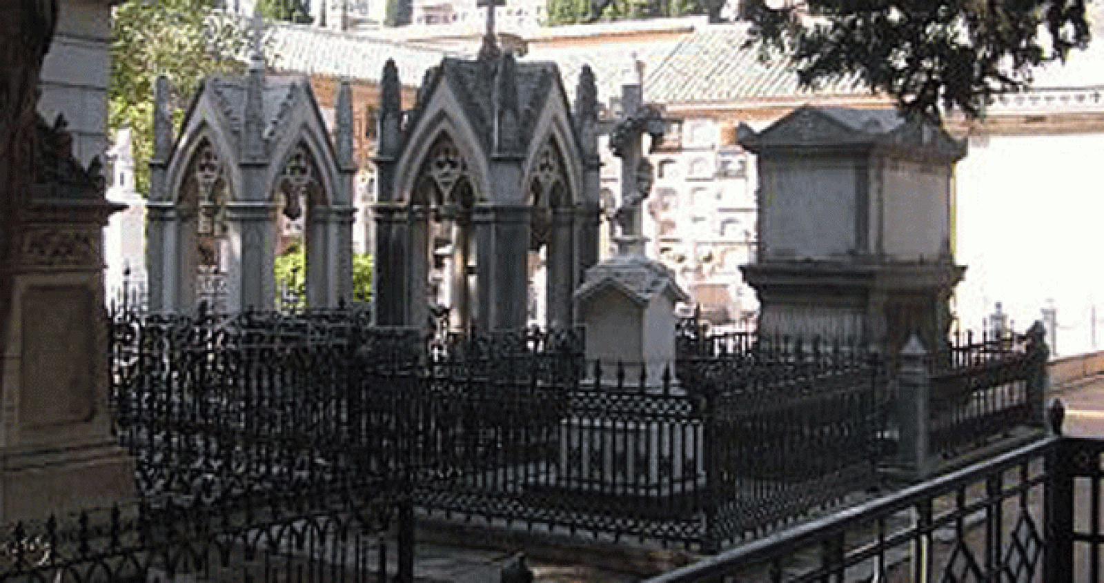 El cementerio de San José de Granada ha sido designado itinerario cultural europeo por el Consejo de Europa dentro de la ruta de cementerios históricos, que está integrada por 49 camposantos en 37 ciudades, como París, Berlín o Roma.