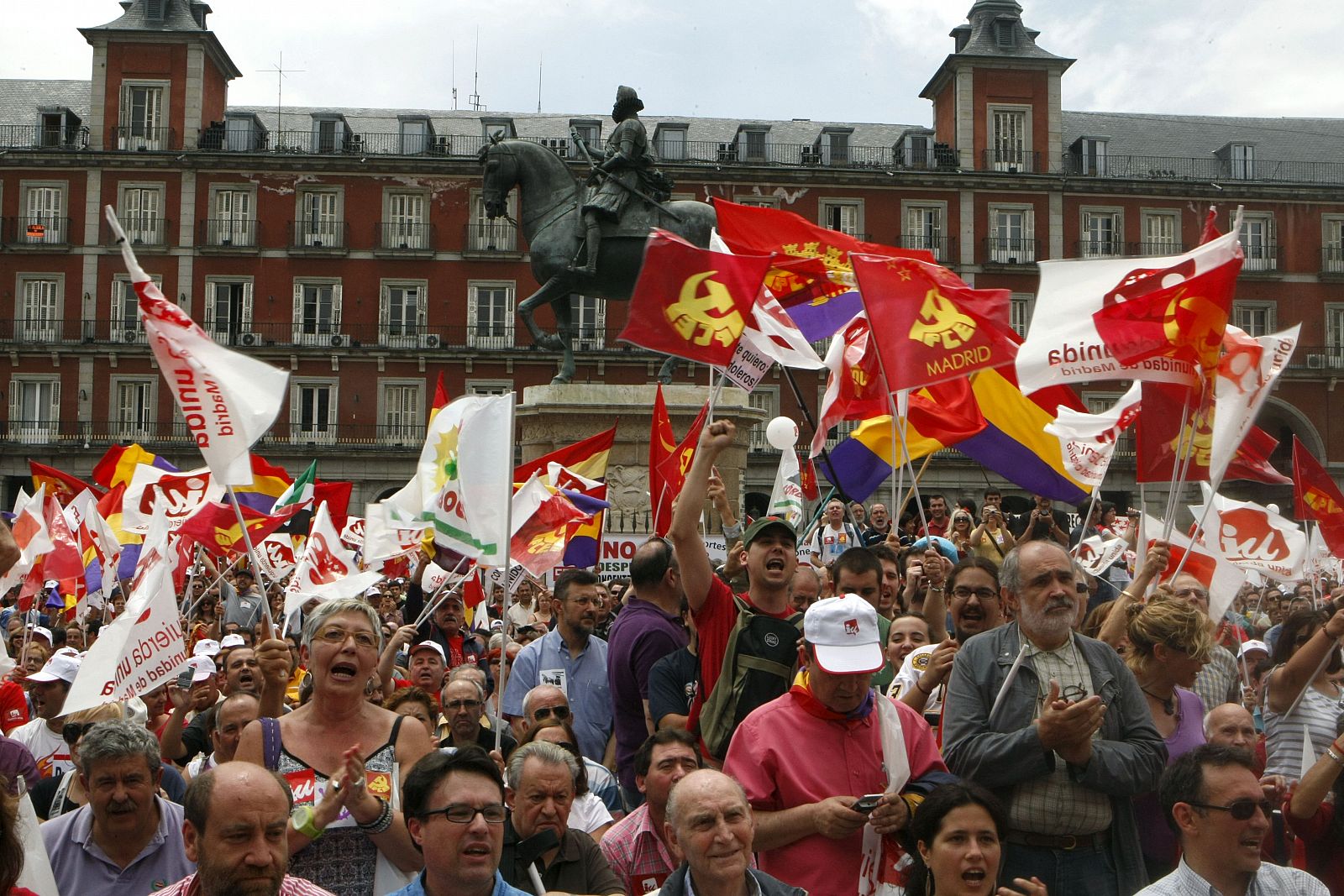 Protesta encabezada por IU en la Plaza Mayor de Madrid