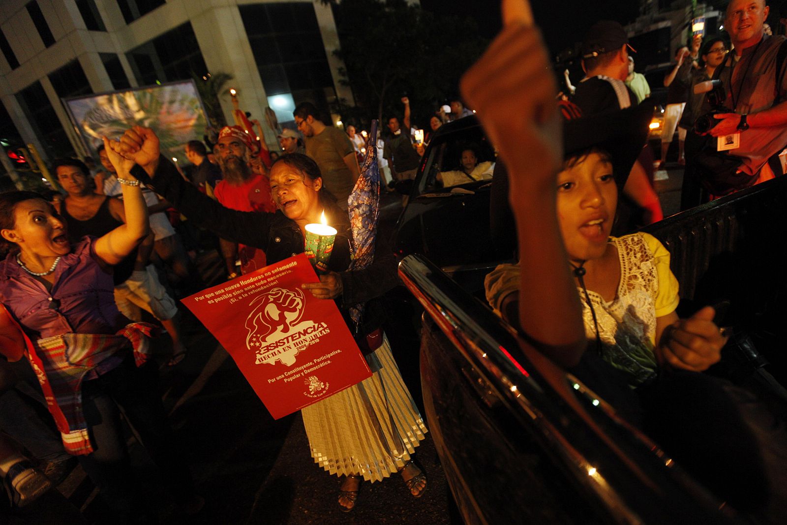 Partidarios de Zelaya piden su regreso frente al palacio presidencial