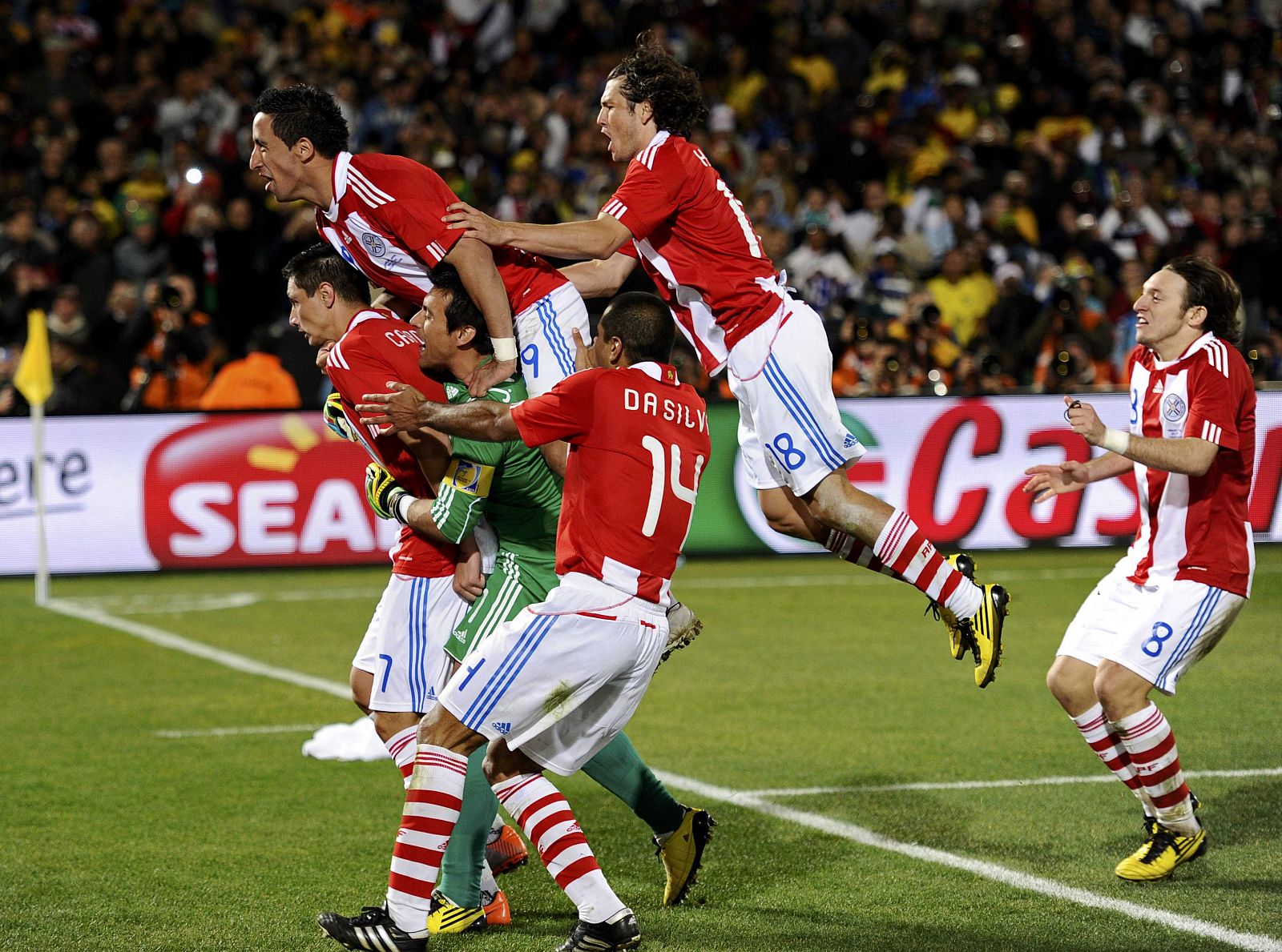 Los jugadores de Paraguay celebran su histórico pase a cuartos de final, después de eliminar a Japón en la tanda de penaltis.