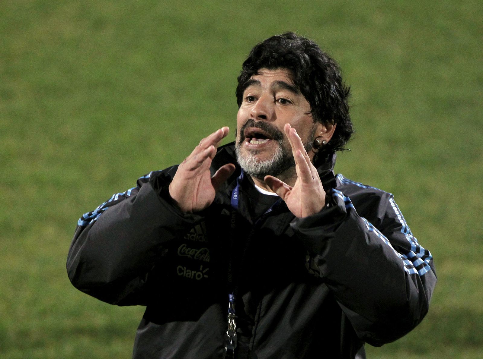 El seleccionador argentino, Diego Maradona, gesticula durante el entrenamiento