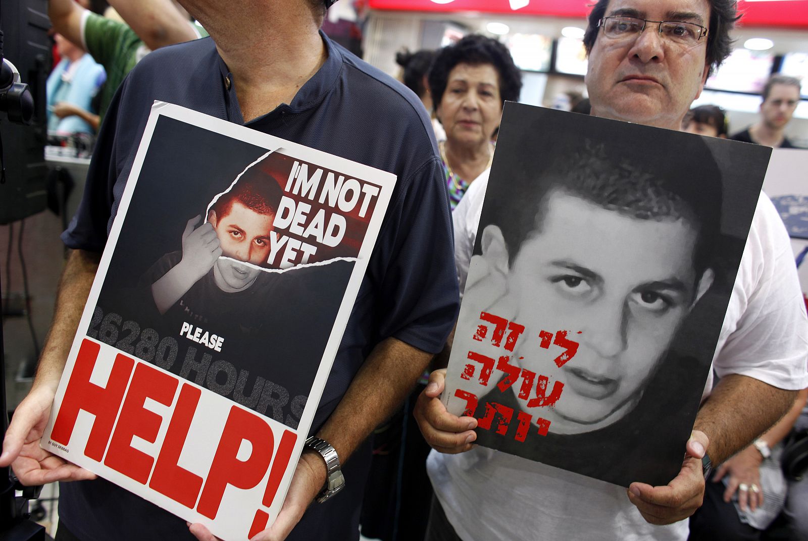 Israelíes portan imágenes del soldado Shalit para pedir su liberación