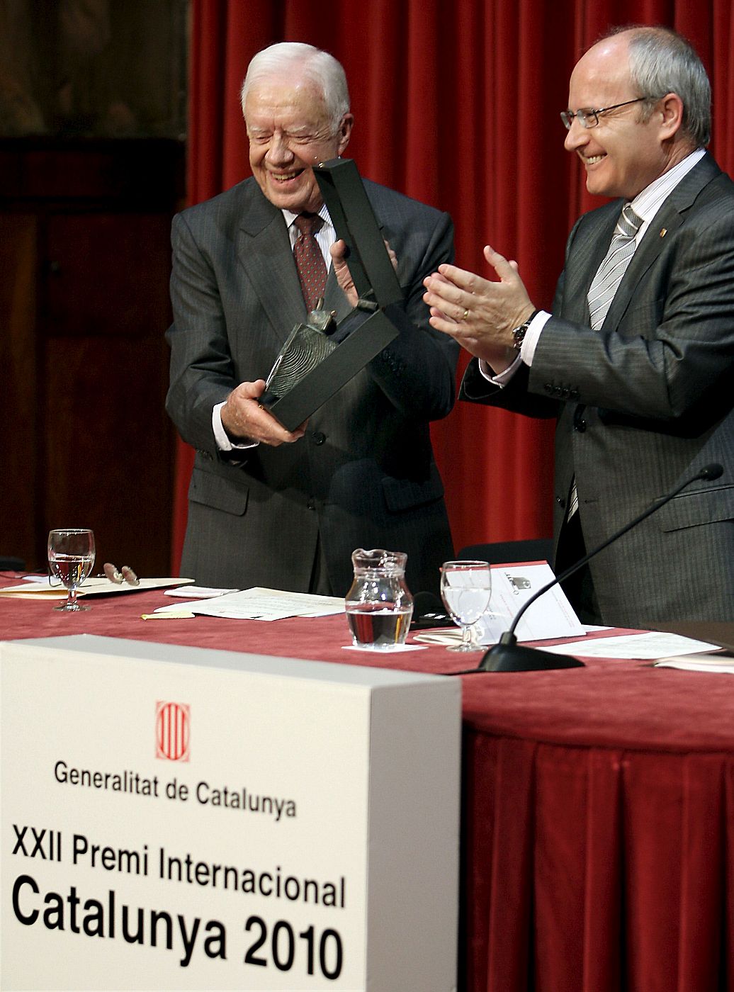 El ex presidente de EEUU Jimmy Carter tras recibir de manos del presidente de la Generalitat, José Montilla, el XXII Premio Internacional Cataluña 2010.