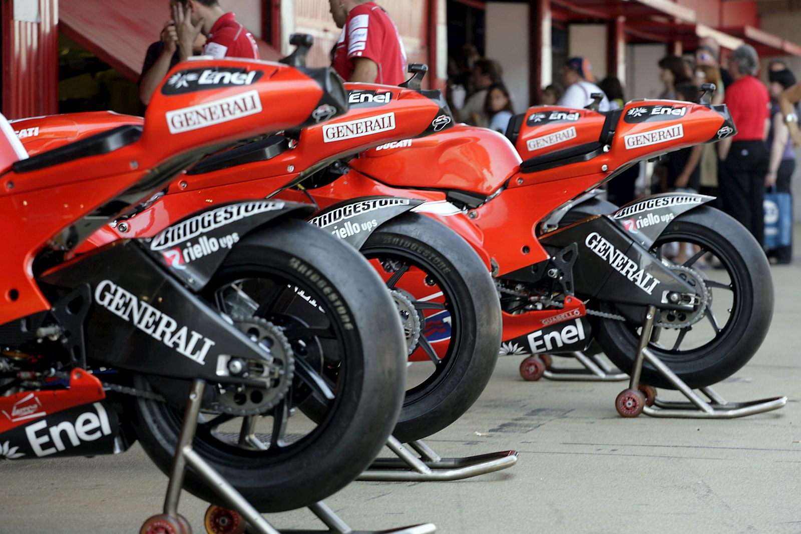 Las motos de Ducati se ponen a punto en el box del equipo en Montmeló.