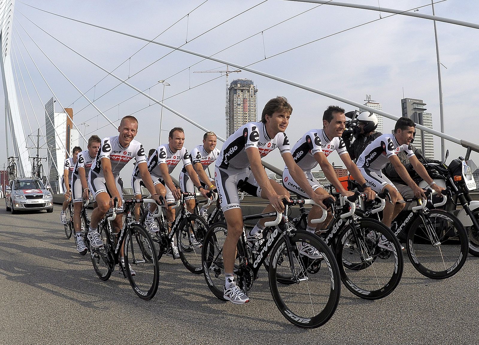 Los ciclistas del equipo Cervelo Test pasean con sus bicicletas durante la ceremonia de inauguración del Tour de Francia en Rotterdam.
