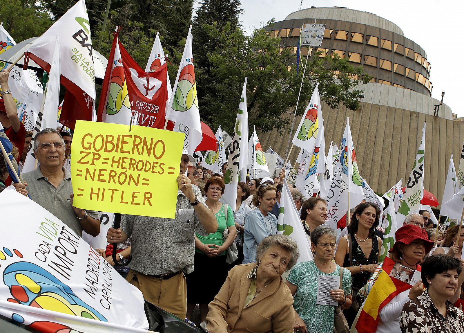 Los manifestantes piden ante el Constitucional la suspensión de la ley del aborto.