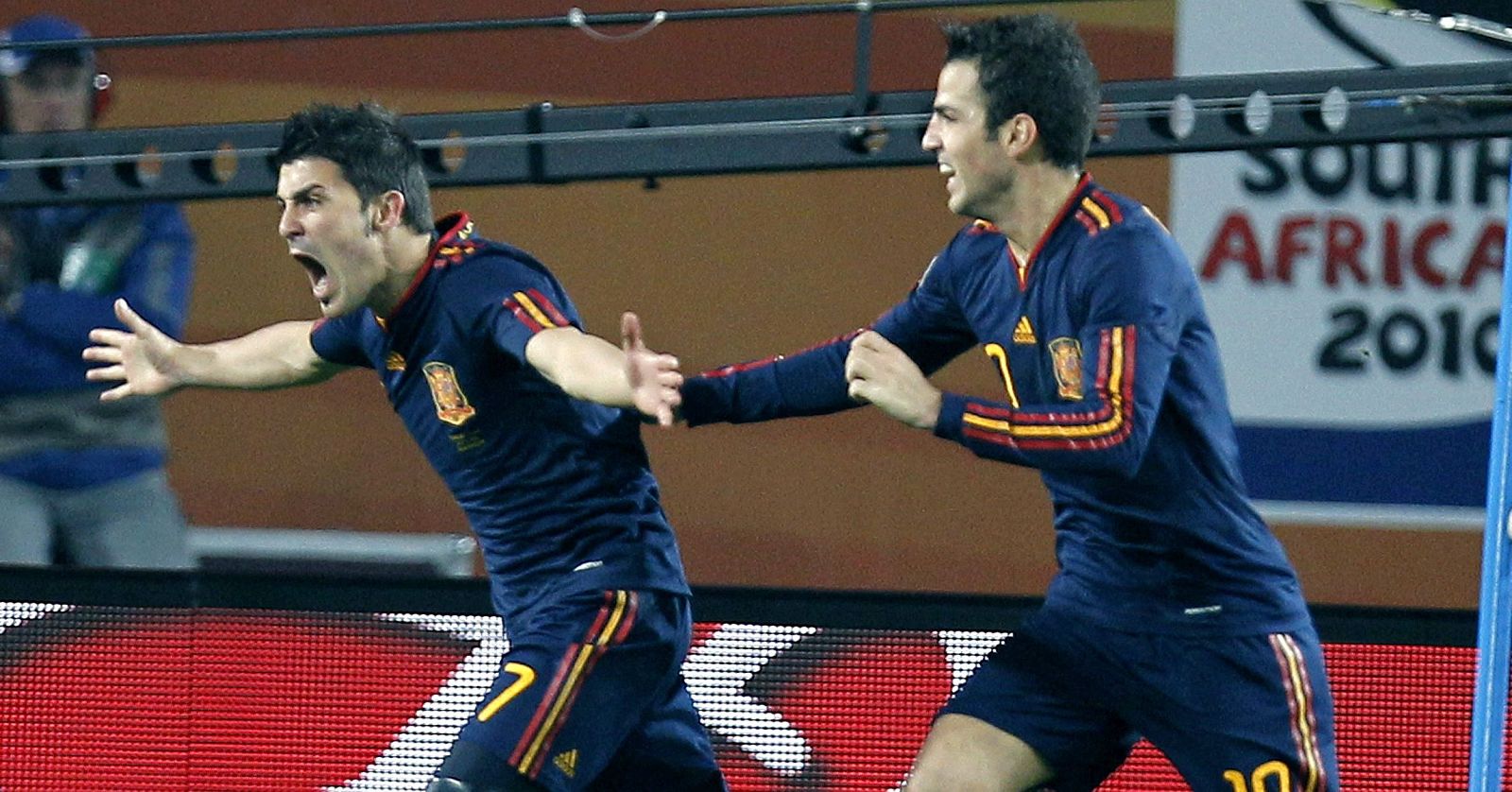 Cesc Fábregas celebra con Villa el único gol del partido de cuartos ante Paraguay.