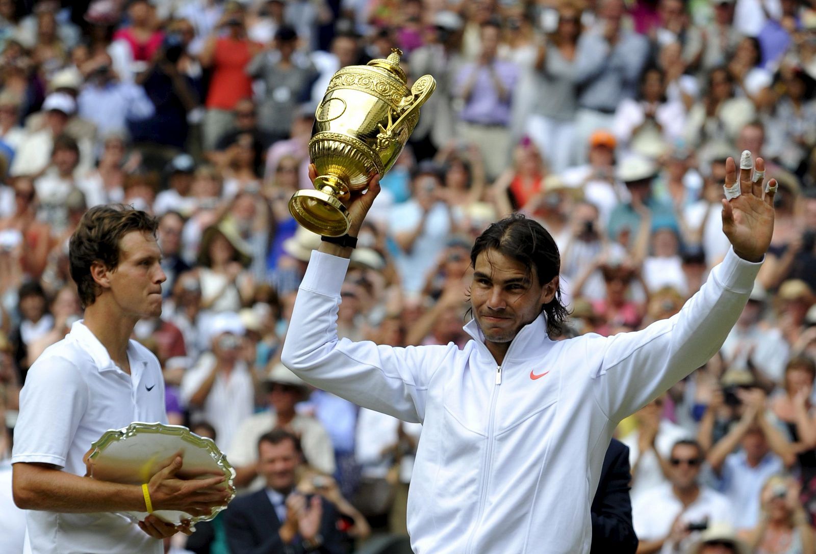 El tenista español Rafael Nadal (dcha) sostiene su trofeo tras su victoria sobre el checo Tomas Berdych (izq)