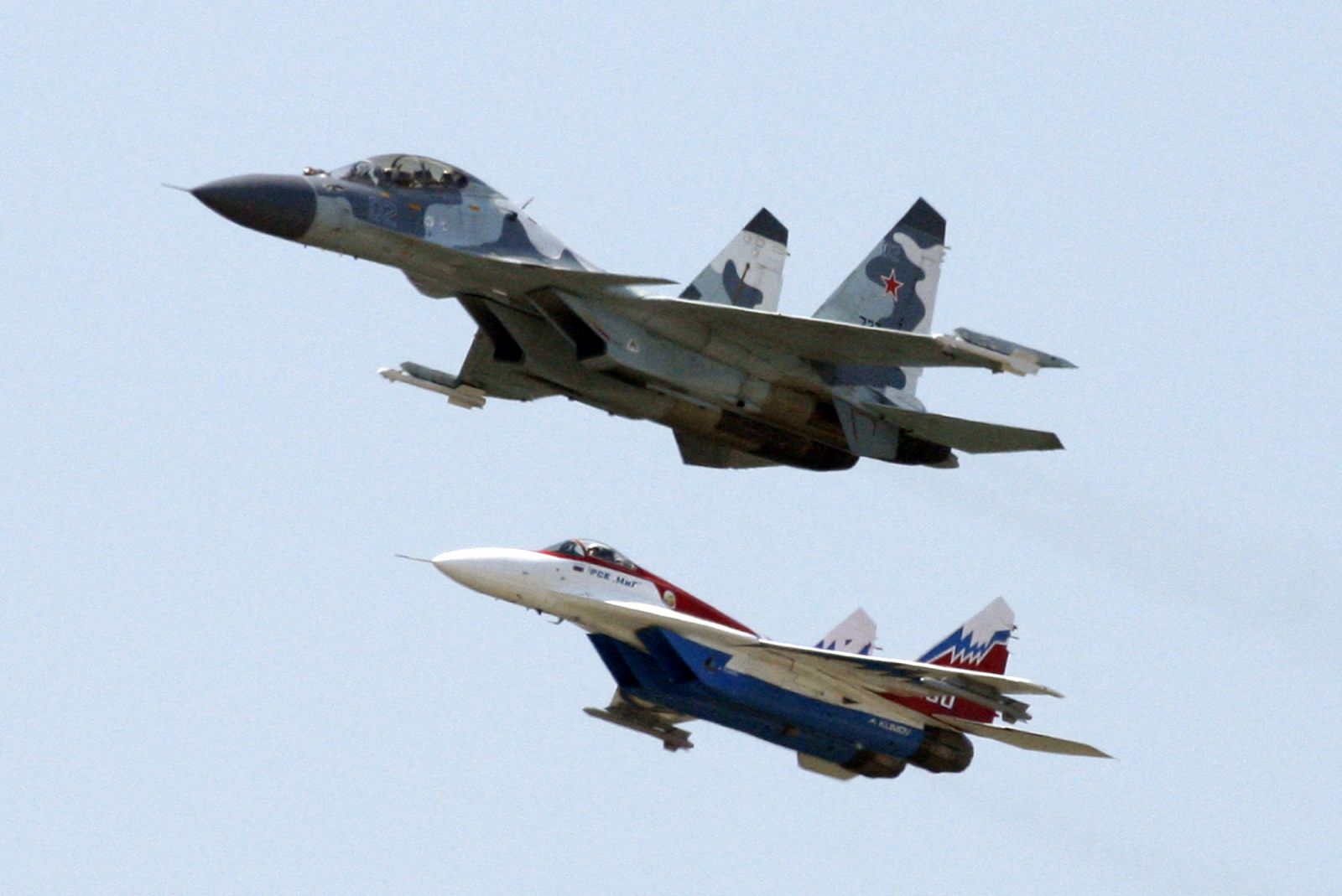 Un SU-30 y un MiG-29 vuelan cerca de Moscú