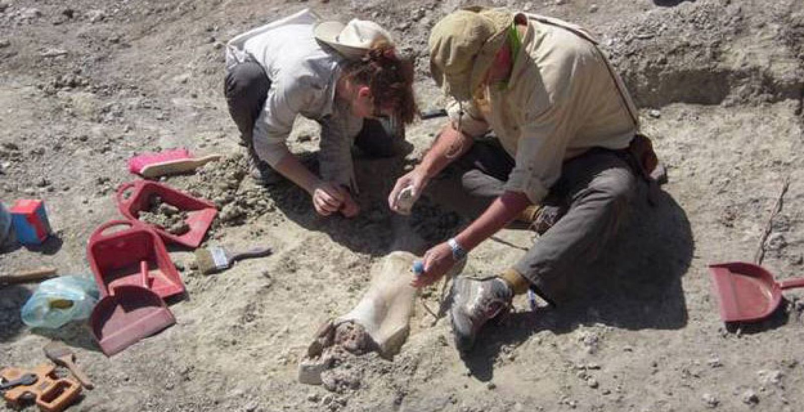 Foto de dos personas del equipo de arqueólogos que hallaron fósiles en Tanzania.