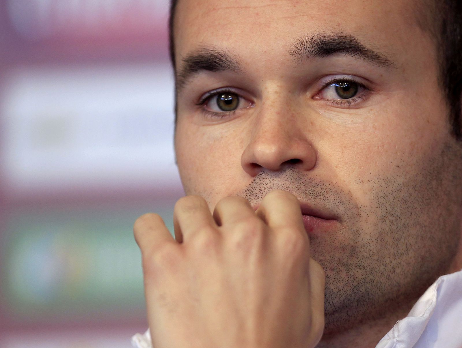 El jugador de la selección española Andrés Iniesta atiende a los medios de comunicación.