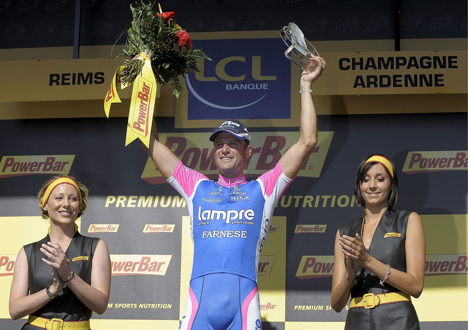 El ciclista italiano Alessandro Petacchi, del equipo Lampre, celebra en el podio tras adjudicarse al sprint la cuarta etapa