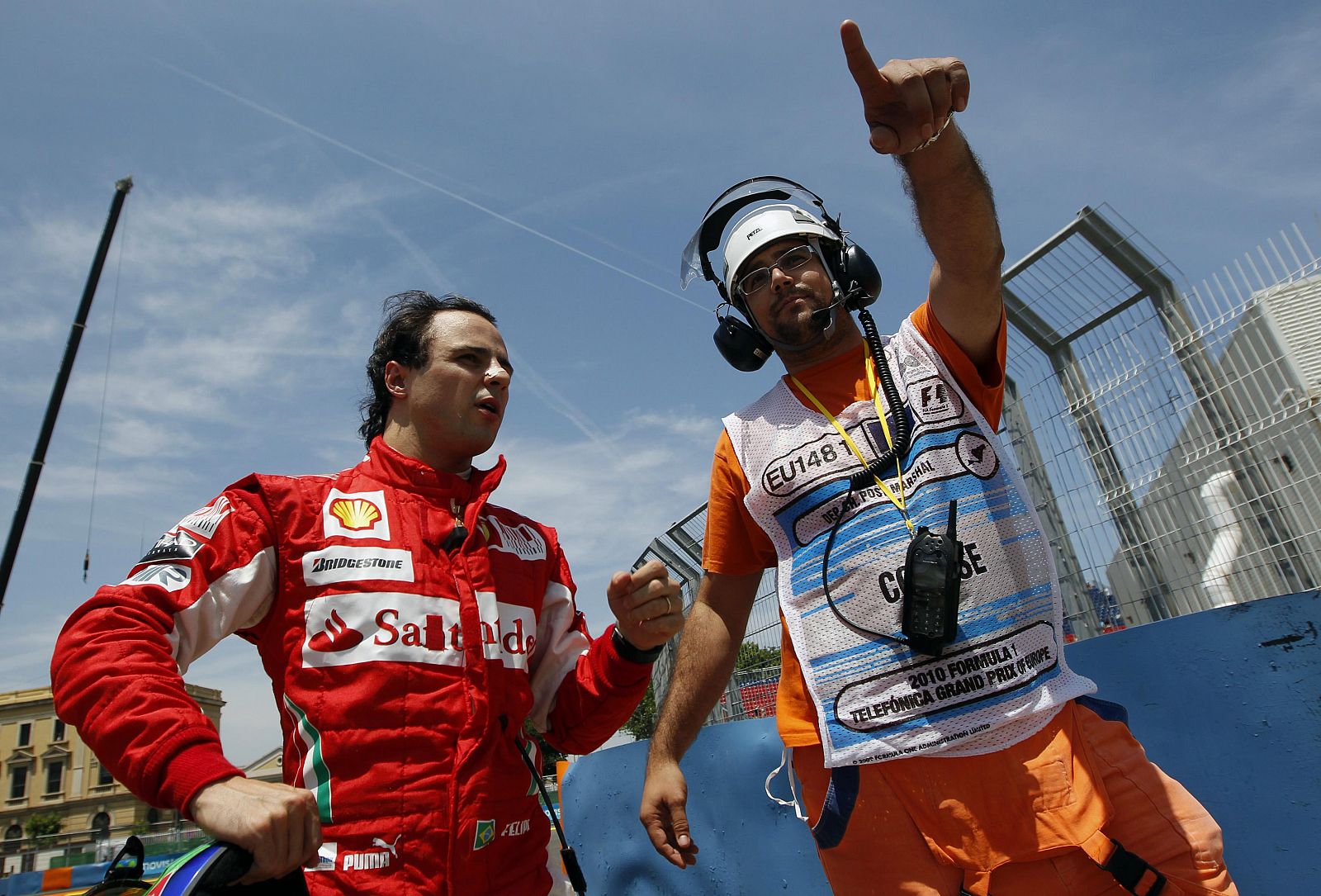 Felipe Massa habla con un comisario durante los entrenamientos del último GP de Valencia.