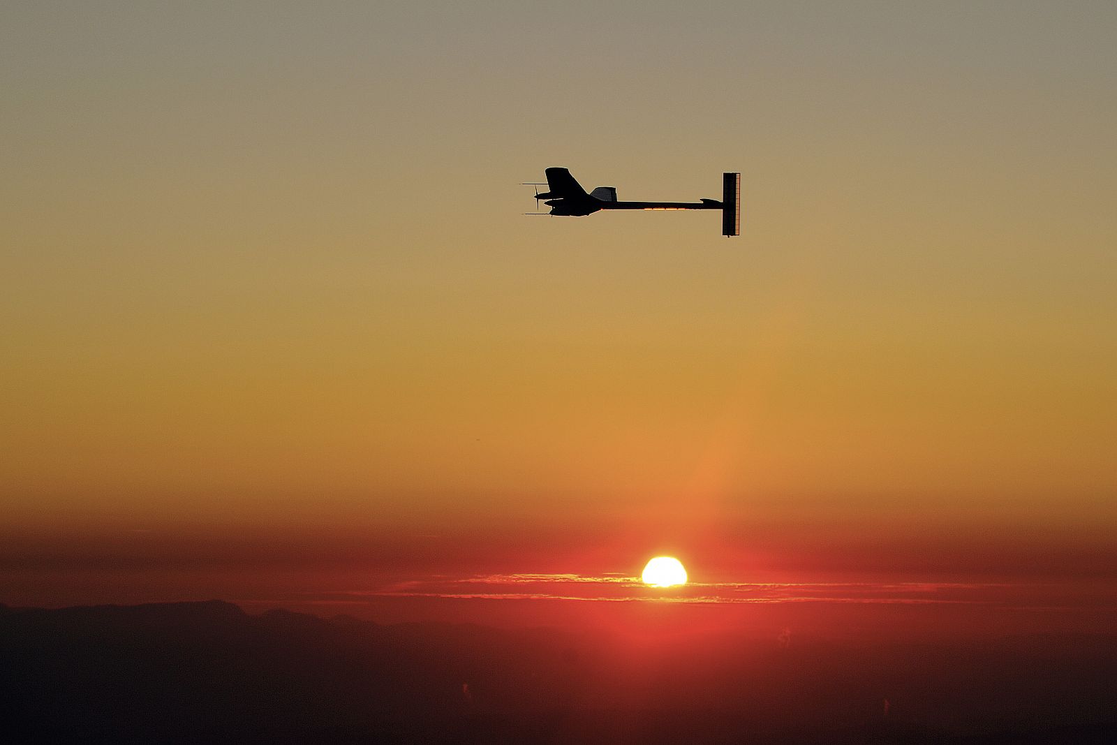 El Solar Impulse completa su reto mientras amanece