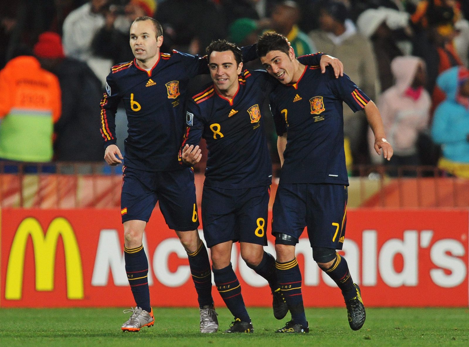 David Villa. felicitado por sus compañeros Andrés Iniesta y Xavi Hernández.