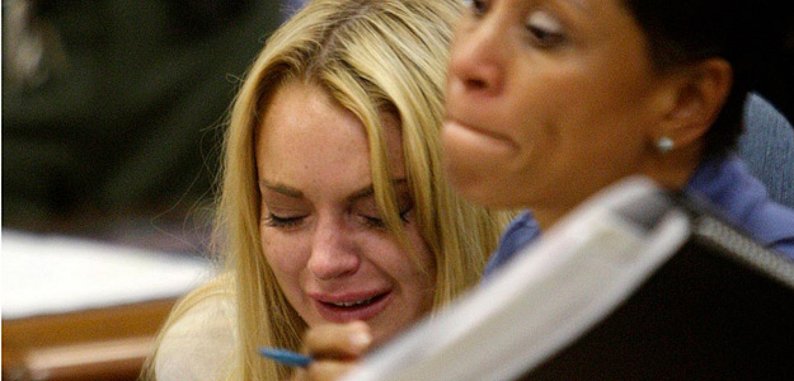 Las lágrimas de Lohan recorren sus rostro mientras escucha la sentencia.