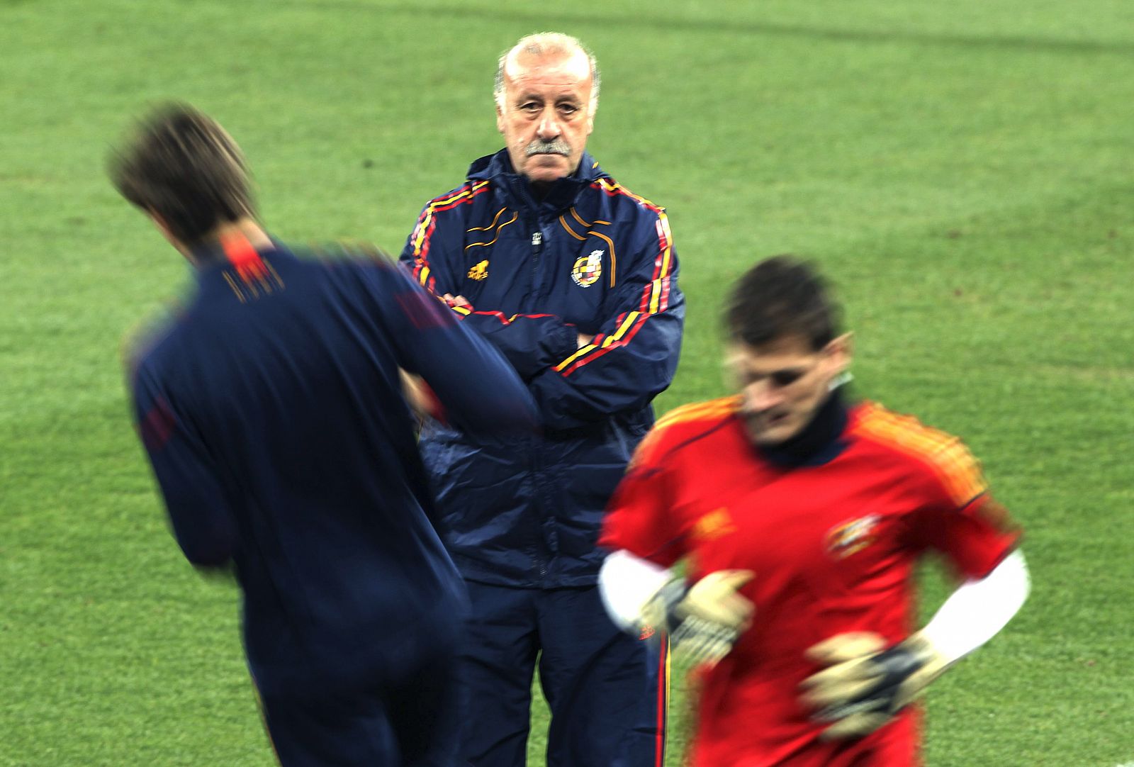 El seleccionador español, Vicente del Bosque, observa el entrenamiento.