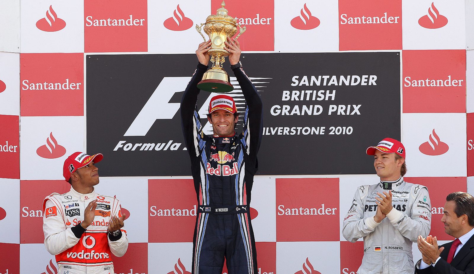 El piloto australiano de Fórmula Uno Mark Webber (centro), de Red Bull, celebra su triunfo junto al británico Lewis Hamilton (izda), de Mecedes McLaren, y el alemán Nico Rosberg (dcha), de Mercedes GP.