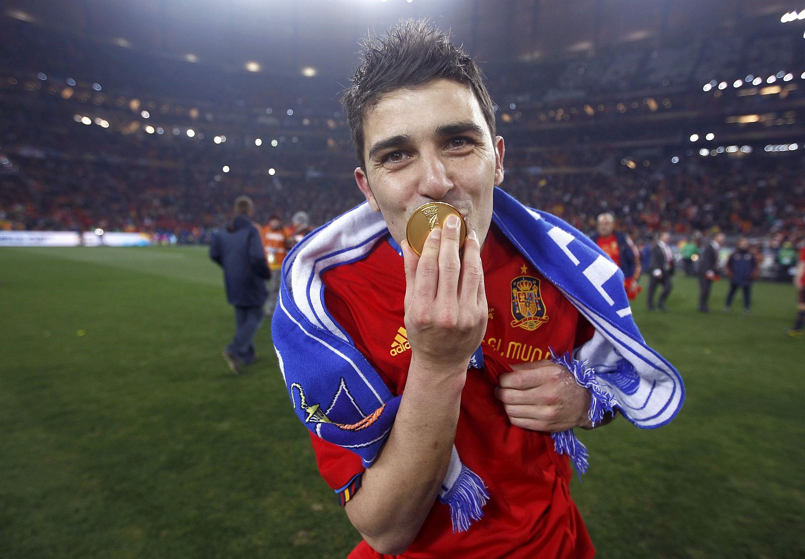 Villa besa su medalla de oro como ganador del Mundial 2010
